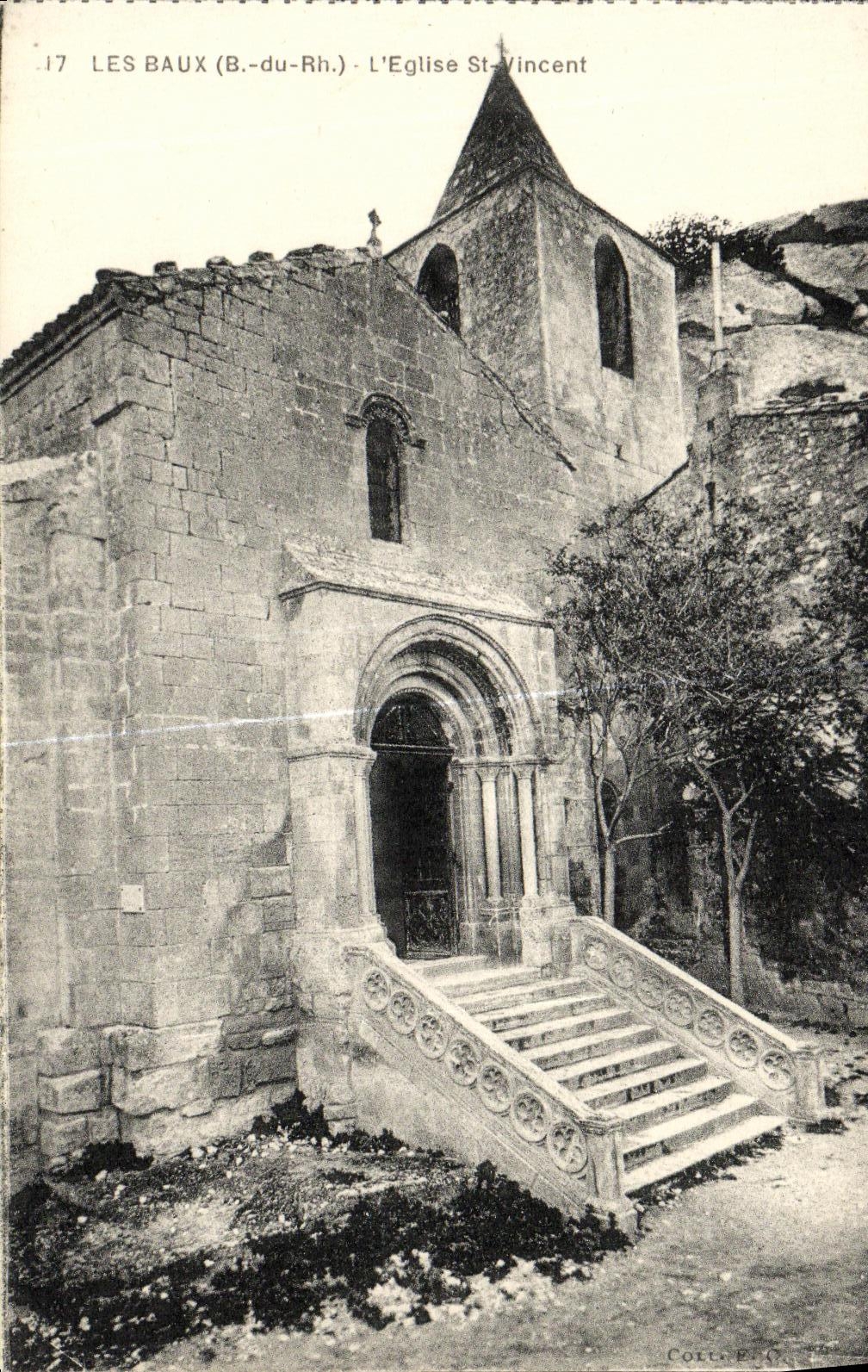 CPA Les Baux L Eglise St Vincent