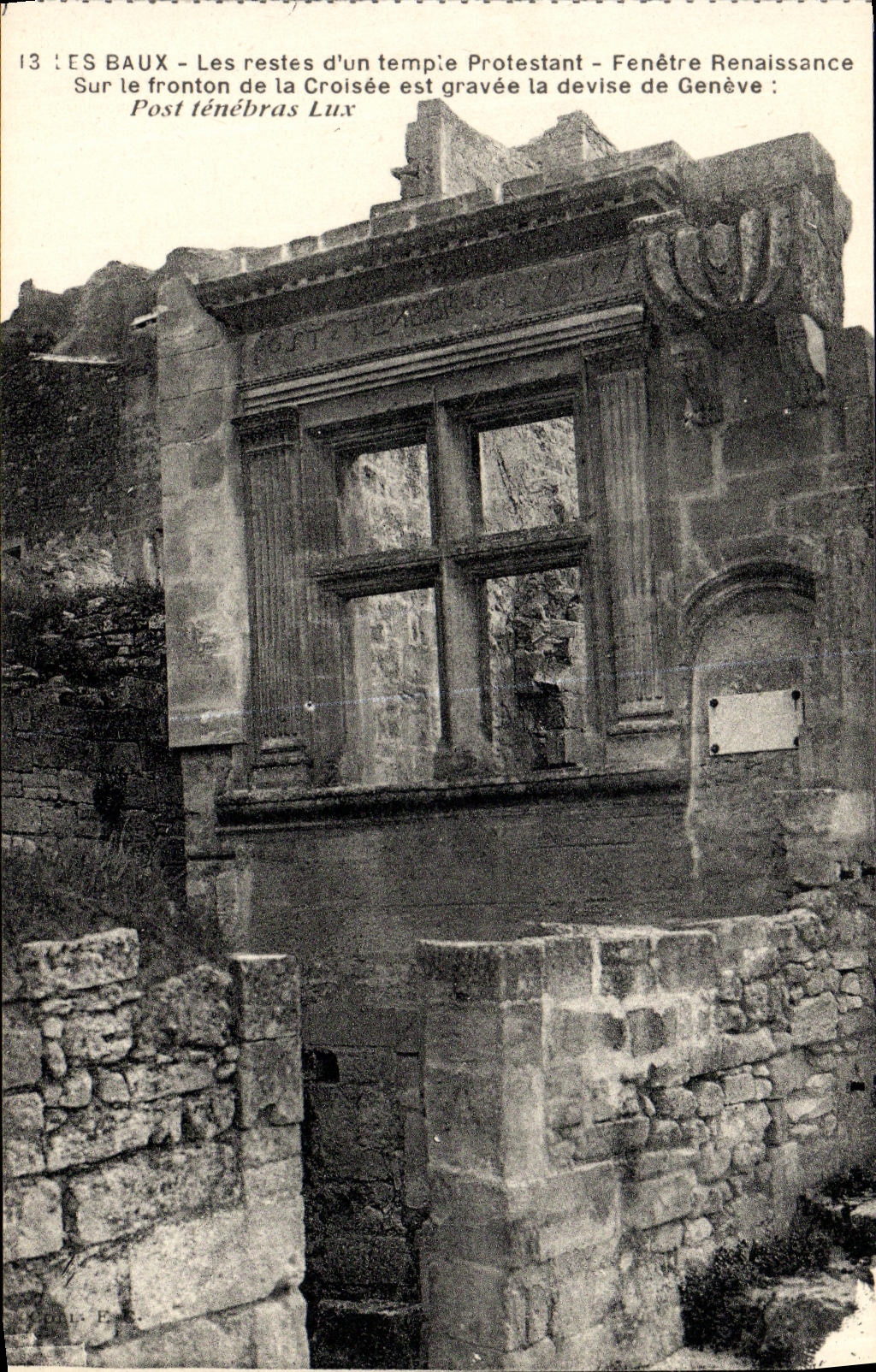 CPA Les Baux Les Restes d Un Tempie Protestant Fenetre Renaissance Sur le fronton de la croisee est gravee devise Geneve