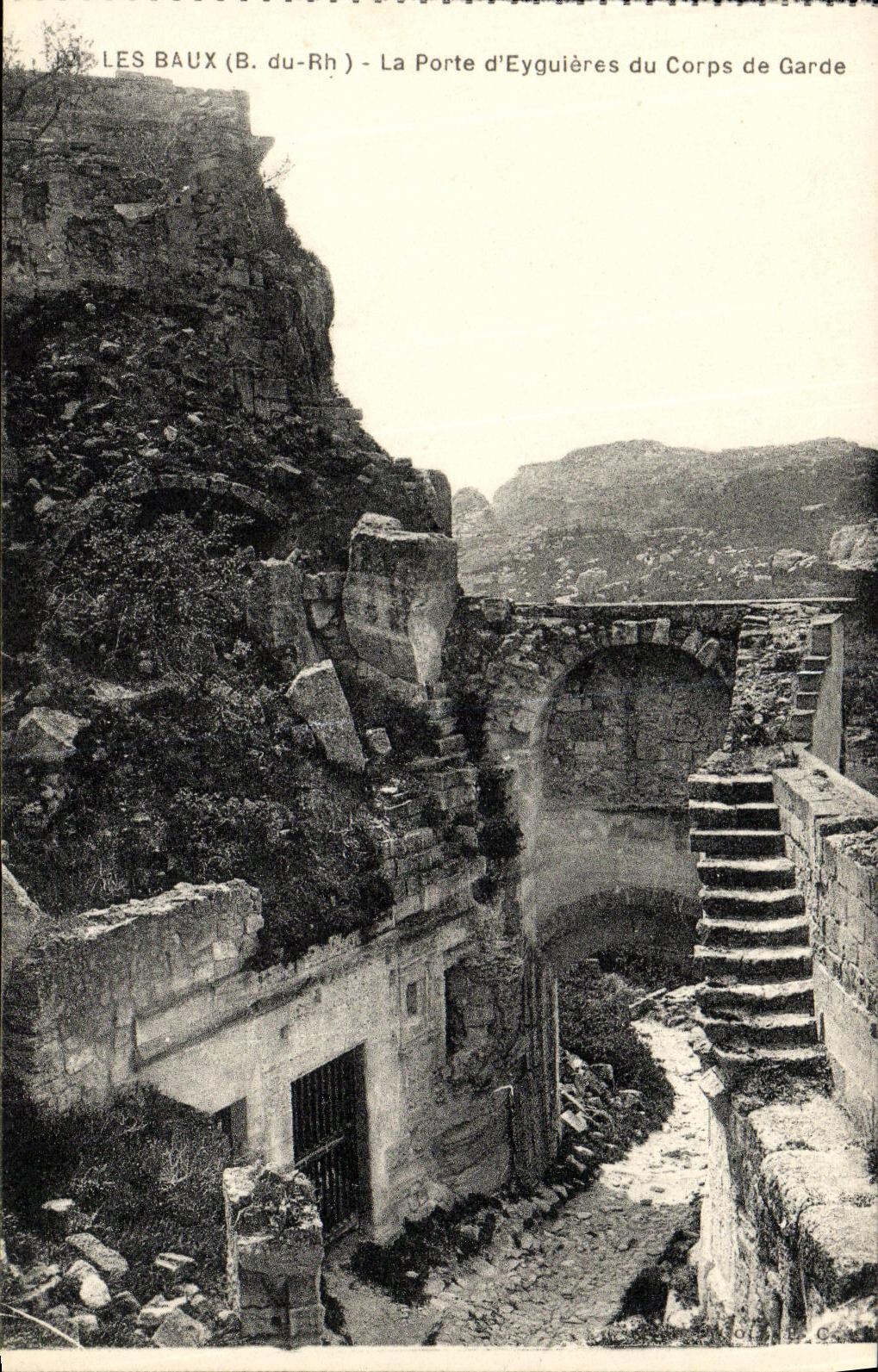 CPA Les Baux La Porte d Eygieres du Corps de Garde