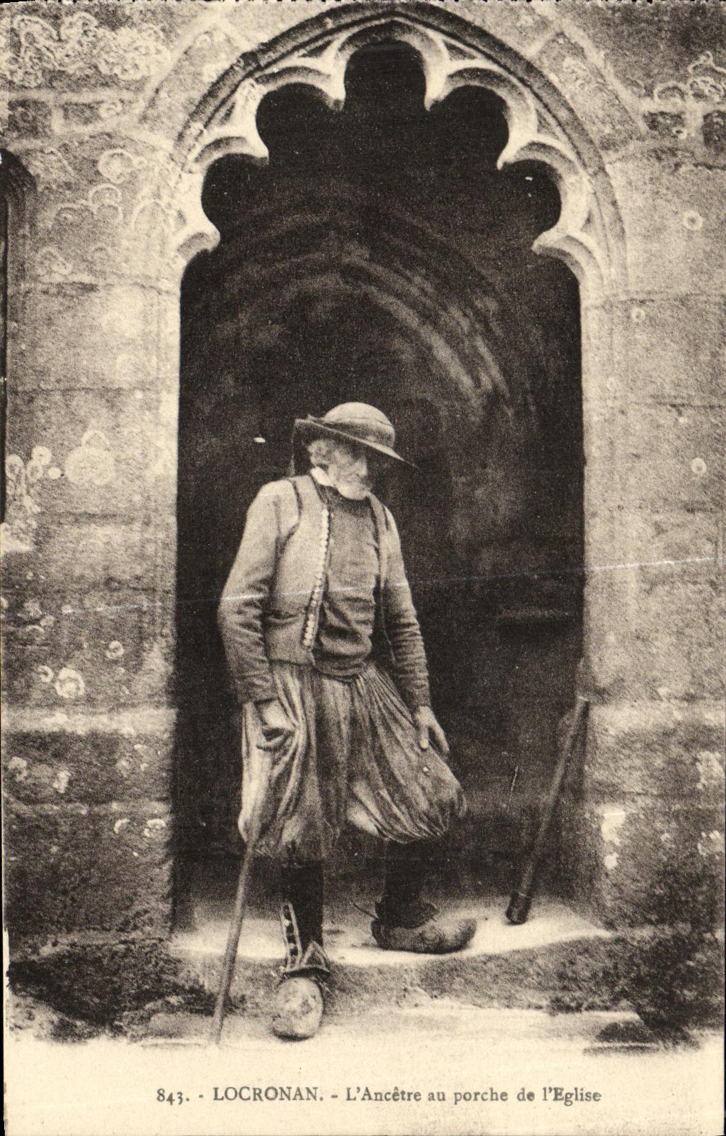 POSTAL Locronan L antepasado de la VENDIMIA con el portico de L traje del folklore de la iglesia