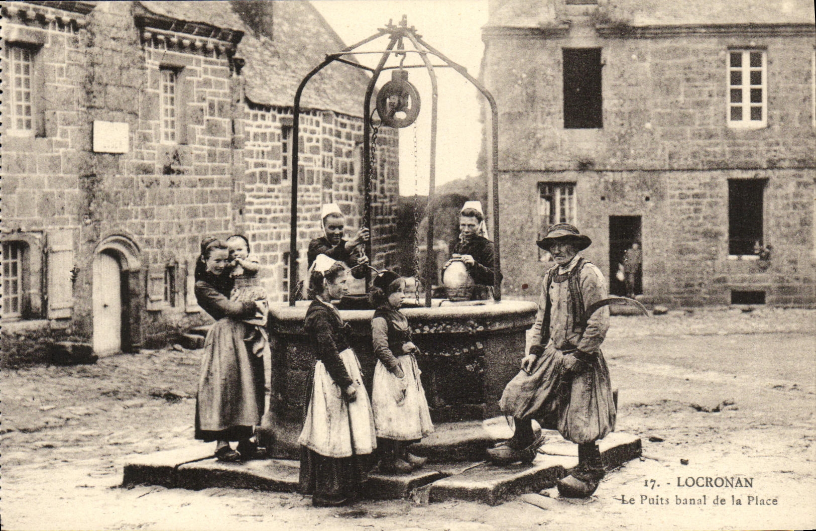 VINTAGE POSTCARD Locronan the Banal well the Place Folklore Costume