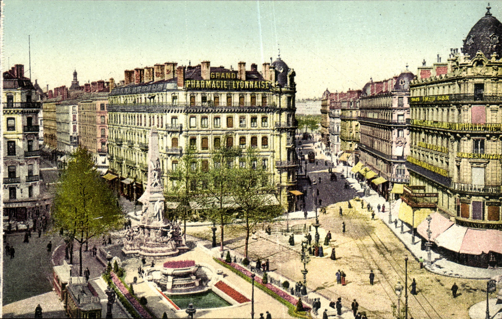 CPA Lyon La Place de la Republique le Monument et la rue President Carnot