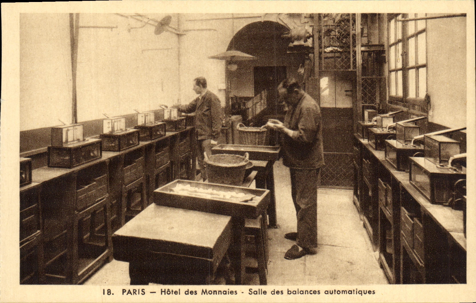 CPA Paris Hotel des Monnaies Salle des Balances Automatiques