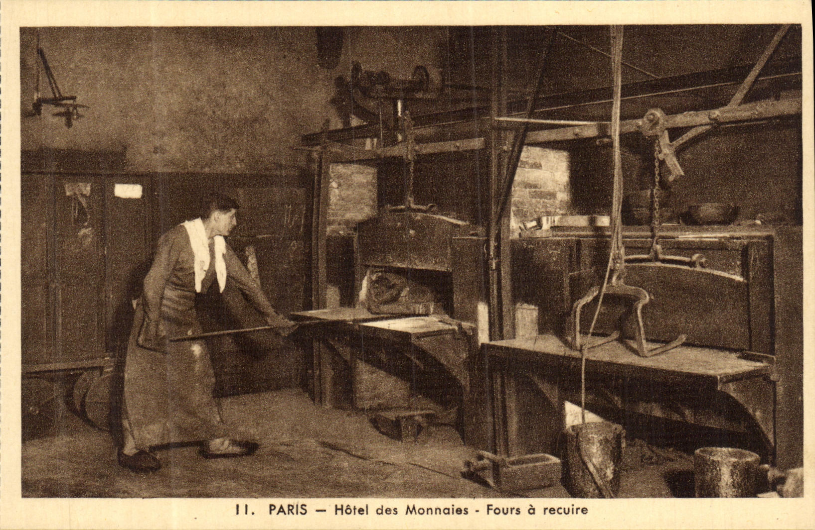 CPA Paris Hotel des Monnaies Fours a recuire