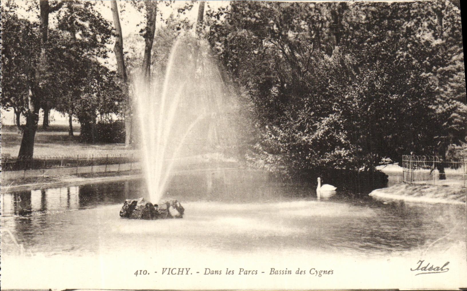 CPA Vichy Dans les Parcs Bassin des Cygnes