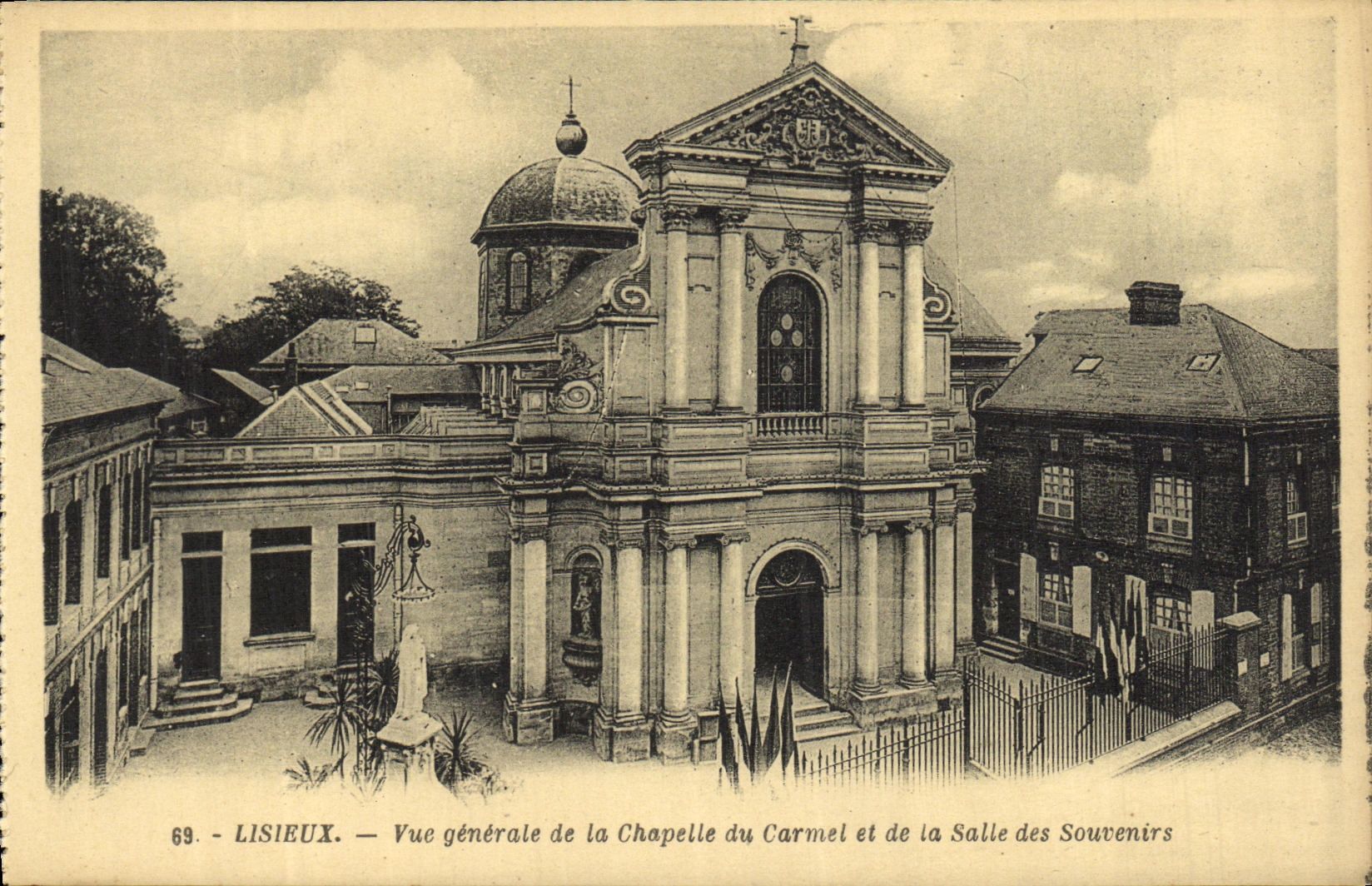 CPA Lisieux Vue Generale de la Chapelle du Carmel et de la Salle des Souvenirs
