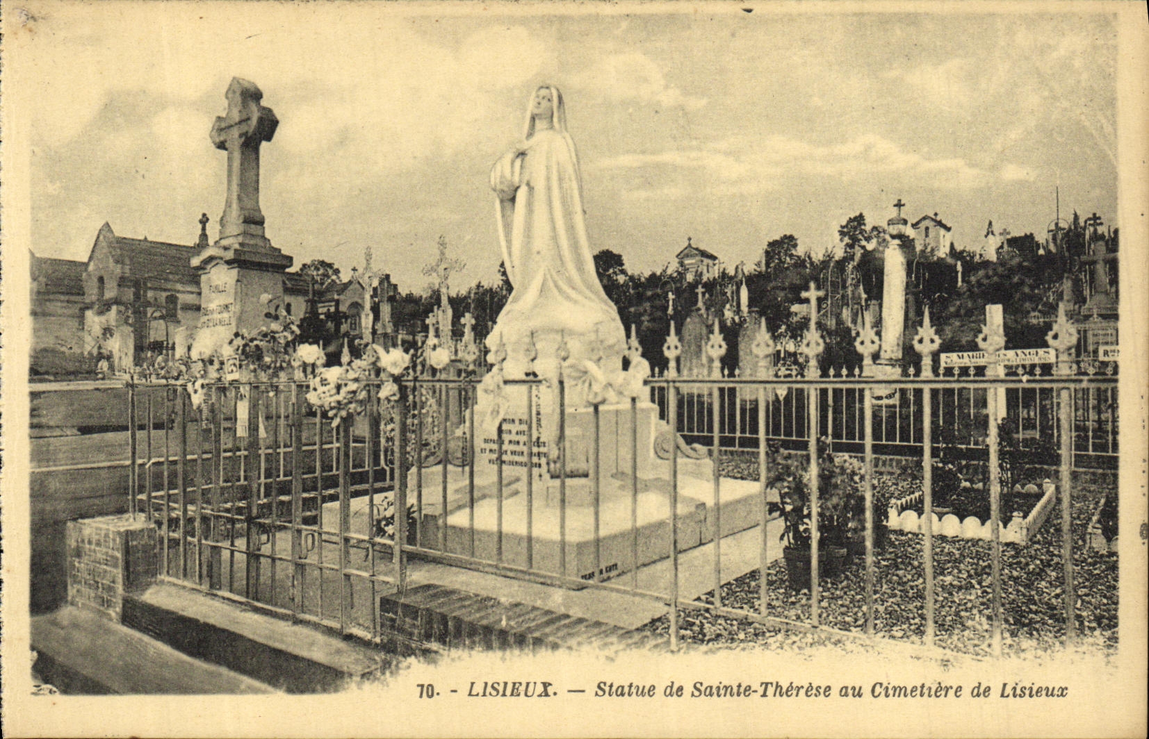 CPA Lisieux Statue de Sainte Therese au Cimetiere de Lisieux