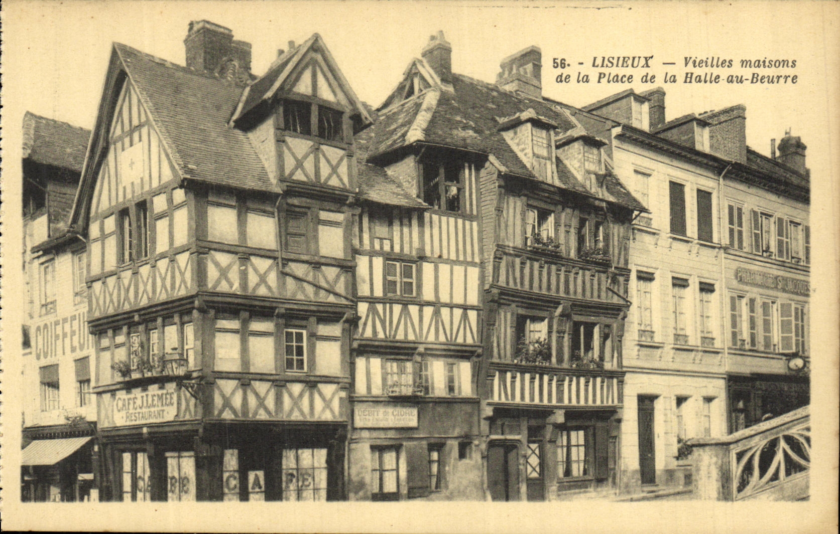CPA Lisieux Vieilles Maisoms de la Place de la Halle au beurre