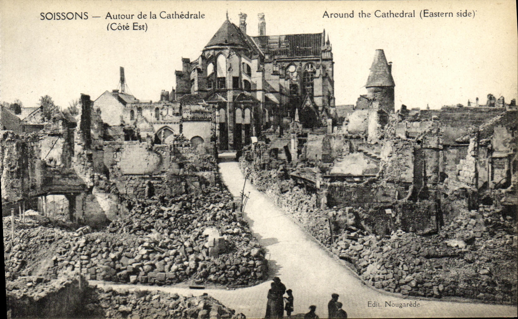 CPA Soissons Autour de la Cathedrale Militaria