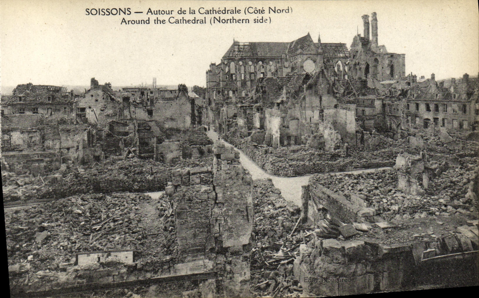 CPA Soissons Autour de la Cathedrale Militaria