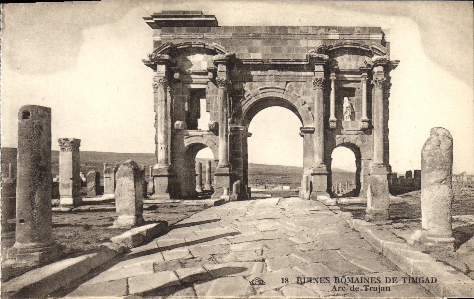 CPA Ruines Romaines De Timgad Arc de Trajan