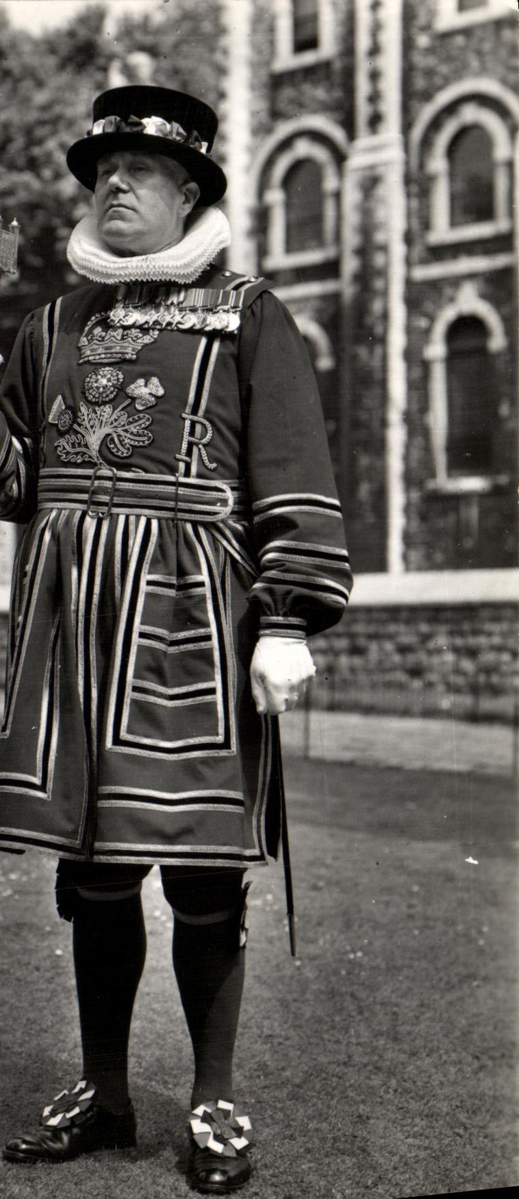 VINTAGE POSTCARD Tower off London Chief Yeoman Warder