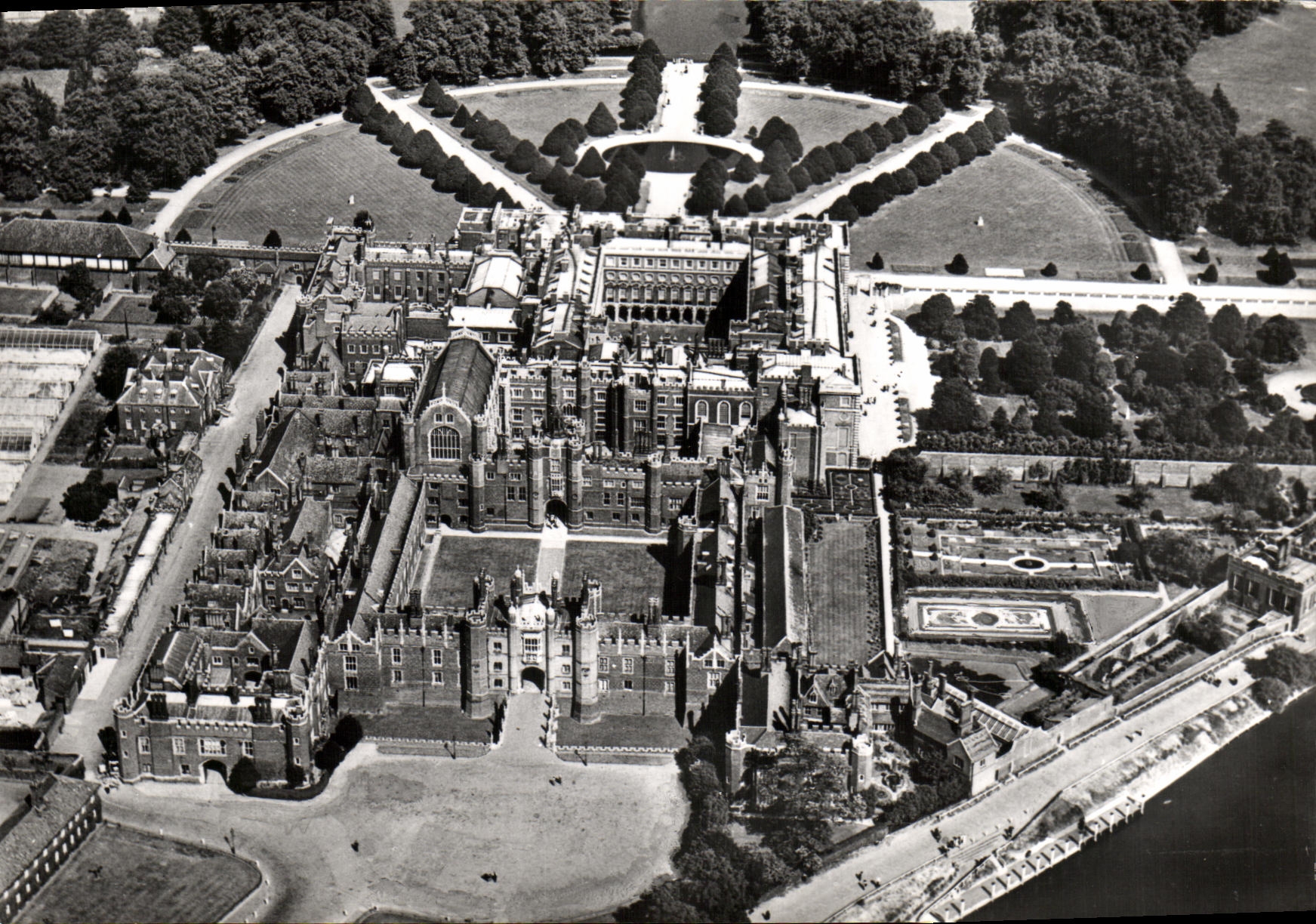 VINTAGE POSTCARD Hampton Court Places Middlesex Air View