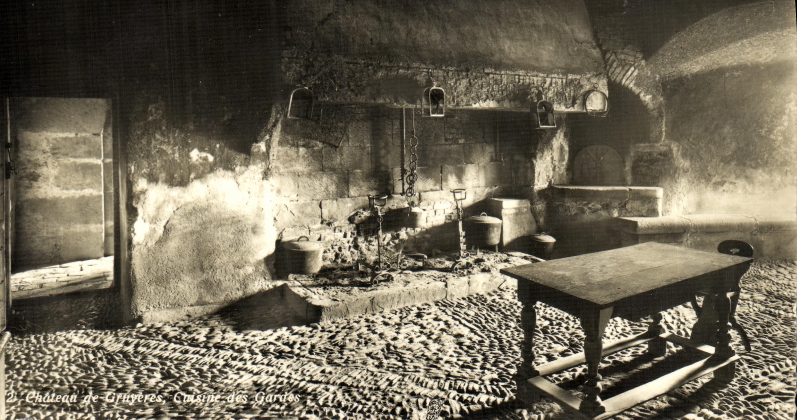 CPM Chateau de Gruyeres La Cuisine des gardes