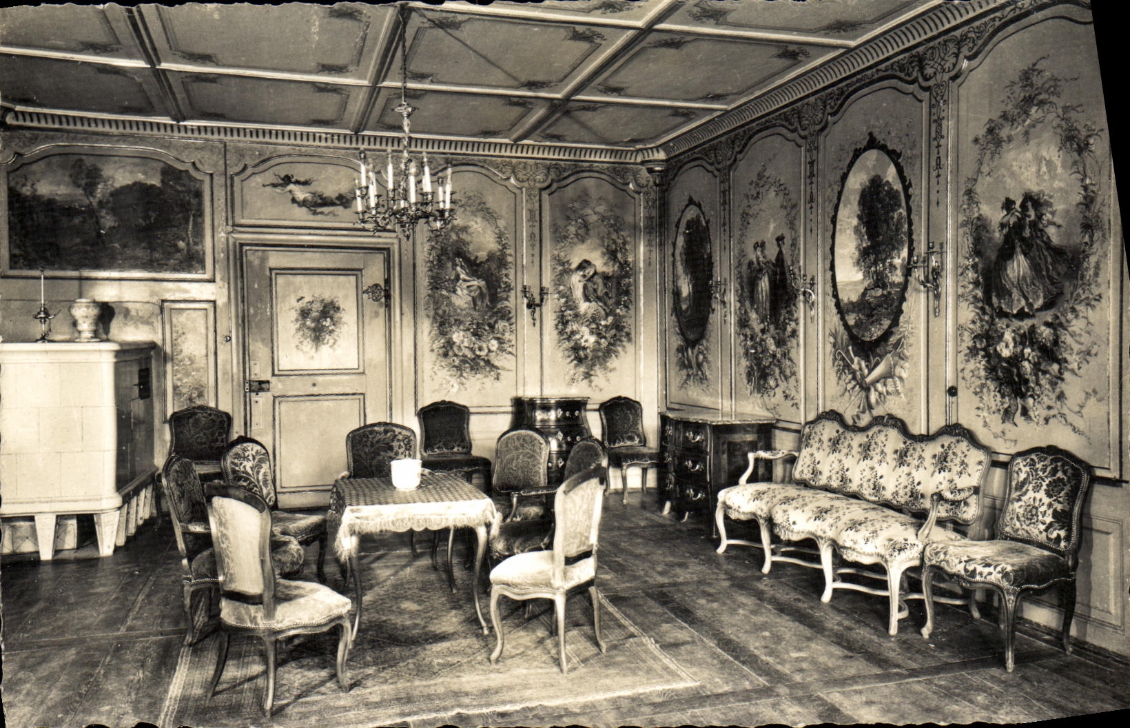 CPM Chateau de Gruyeres Le Salon