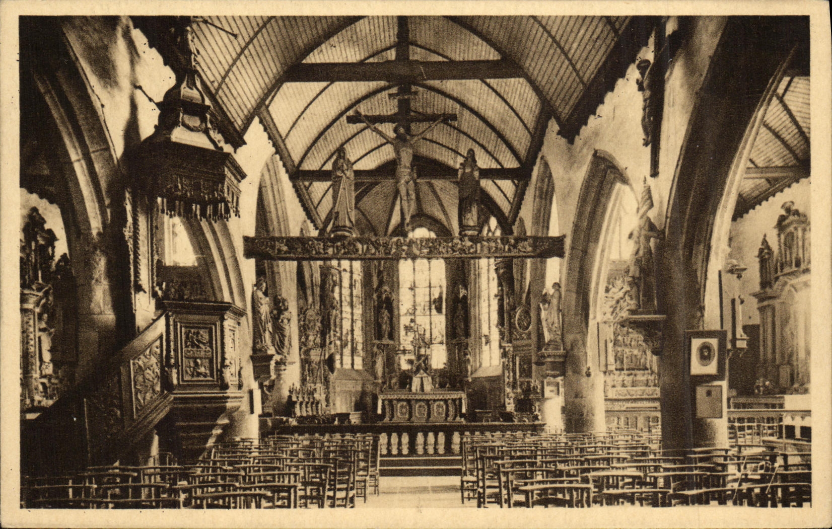 CPA Lampaul Finistere Interieur de l eglise