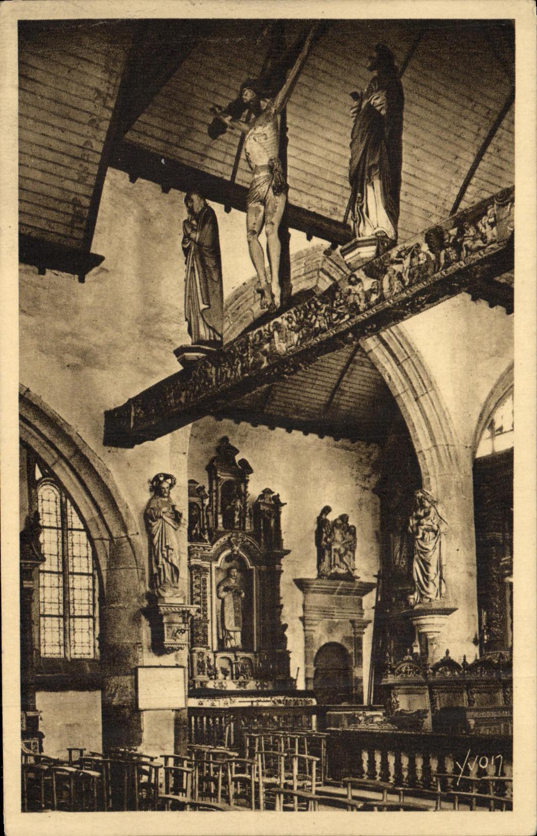 CPA Lampaul Finistere La Grande Poutre sculptee Le crucifix entre les statues de la vierge et de Saint Jean
