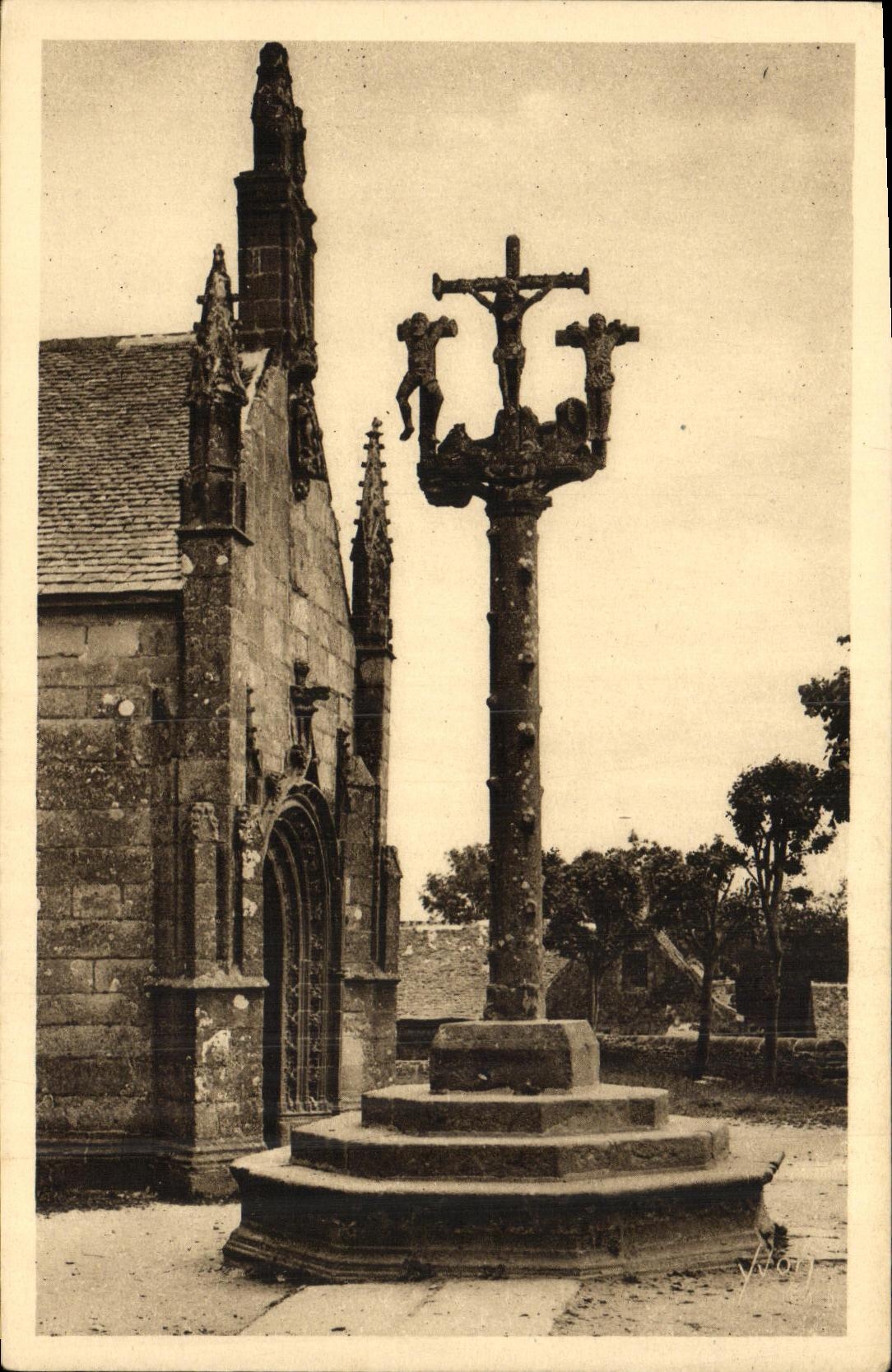 CPA Bretagne Lampaul Finistere Le calvaire et le porche