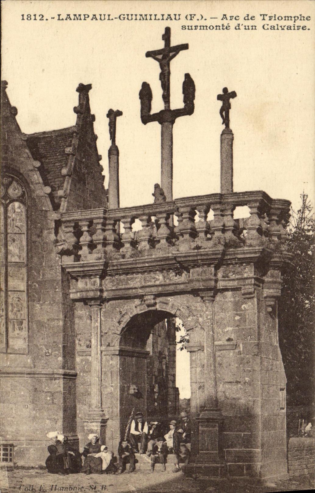 CPA Lampaul Guimiliau Arc de triomphe surmonte d un calvaire