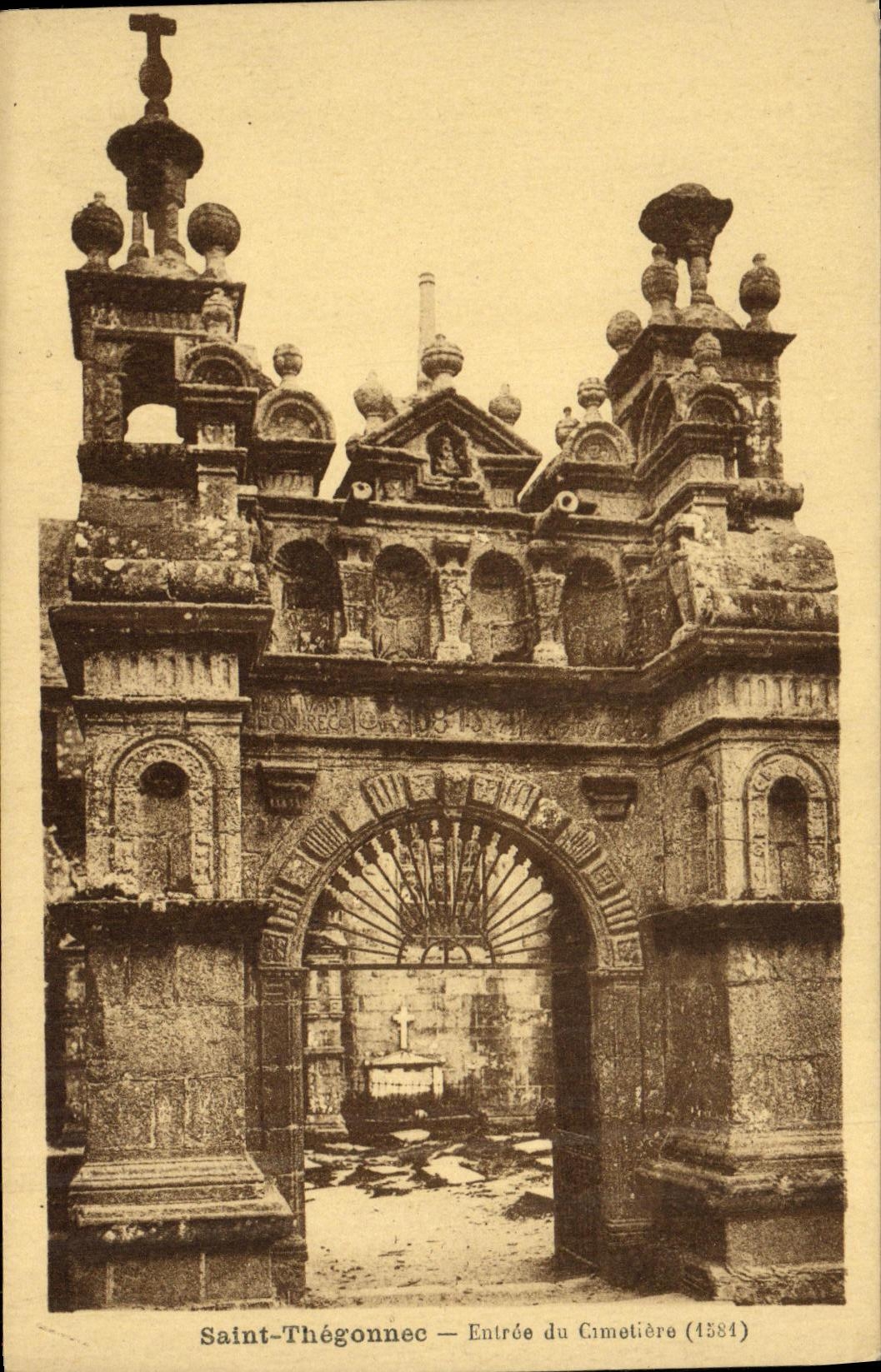CPA St Thegonnec Entree du cimetiere