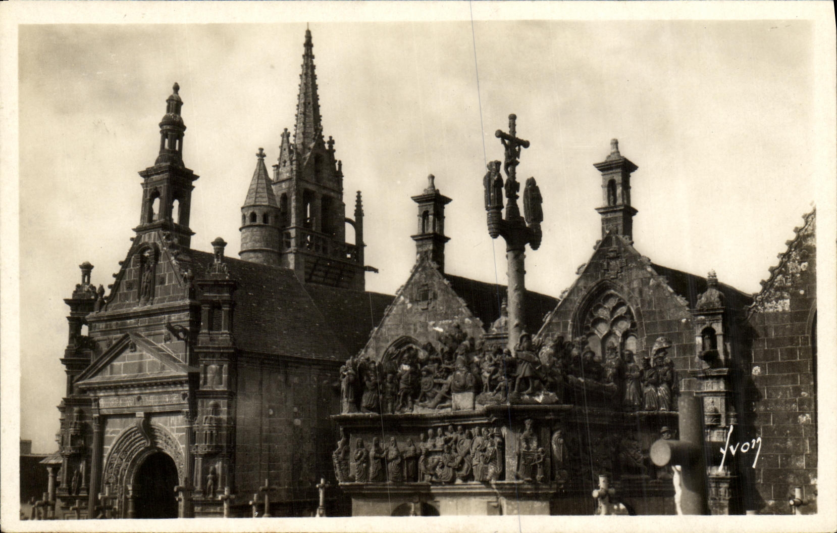 CPA Guimiliau Finistere L Eglise et le calvaire