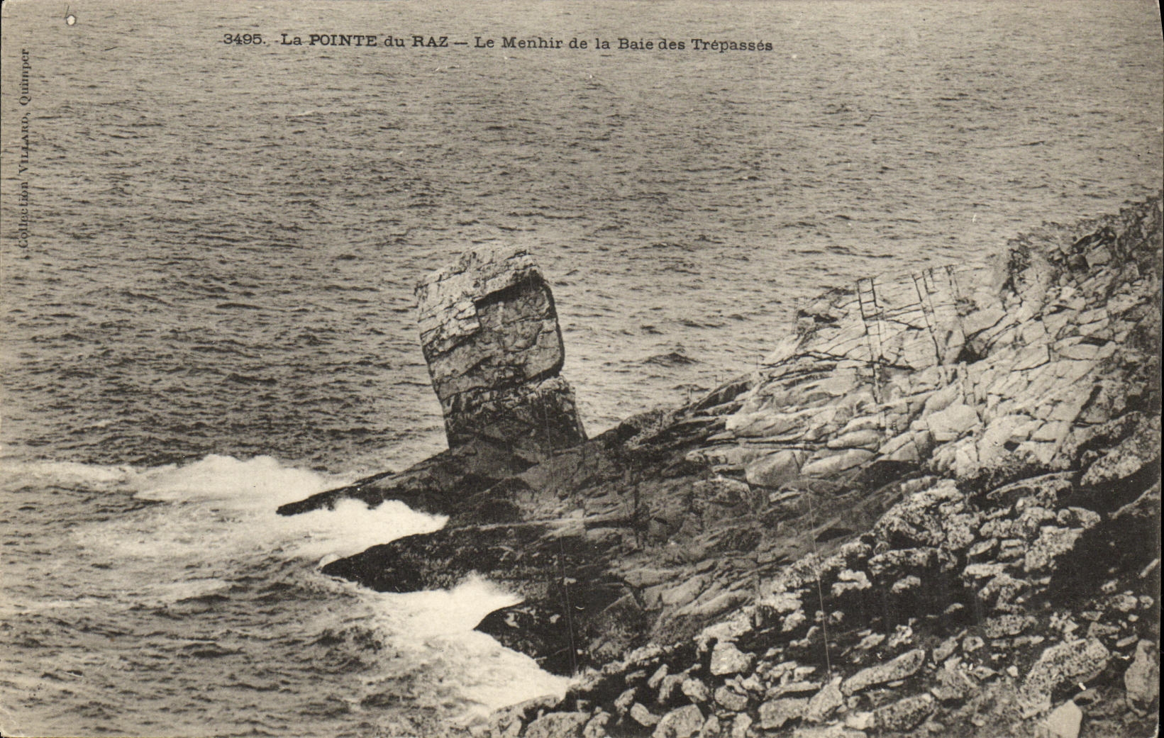 CPA La Pointe du raz Le Menhir de la baie des trepasses