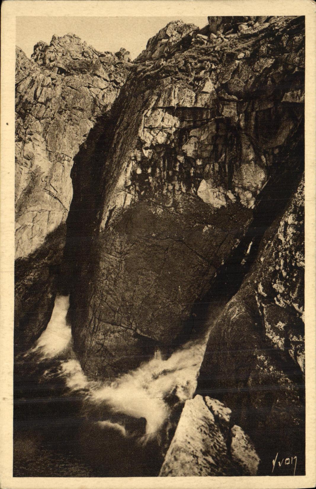 CPA La Pointe du raz Finistere Les tunnels de l enfer de Plogoff