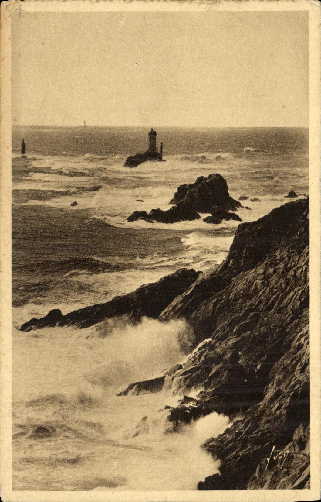 CPA La Pointe du raz De Sein L eperon et le phare de la vieille par grosse mer