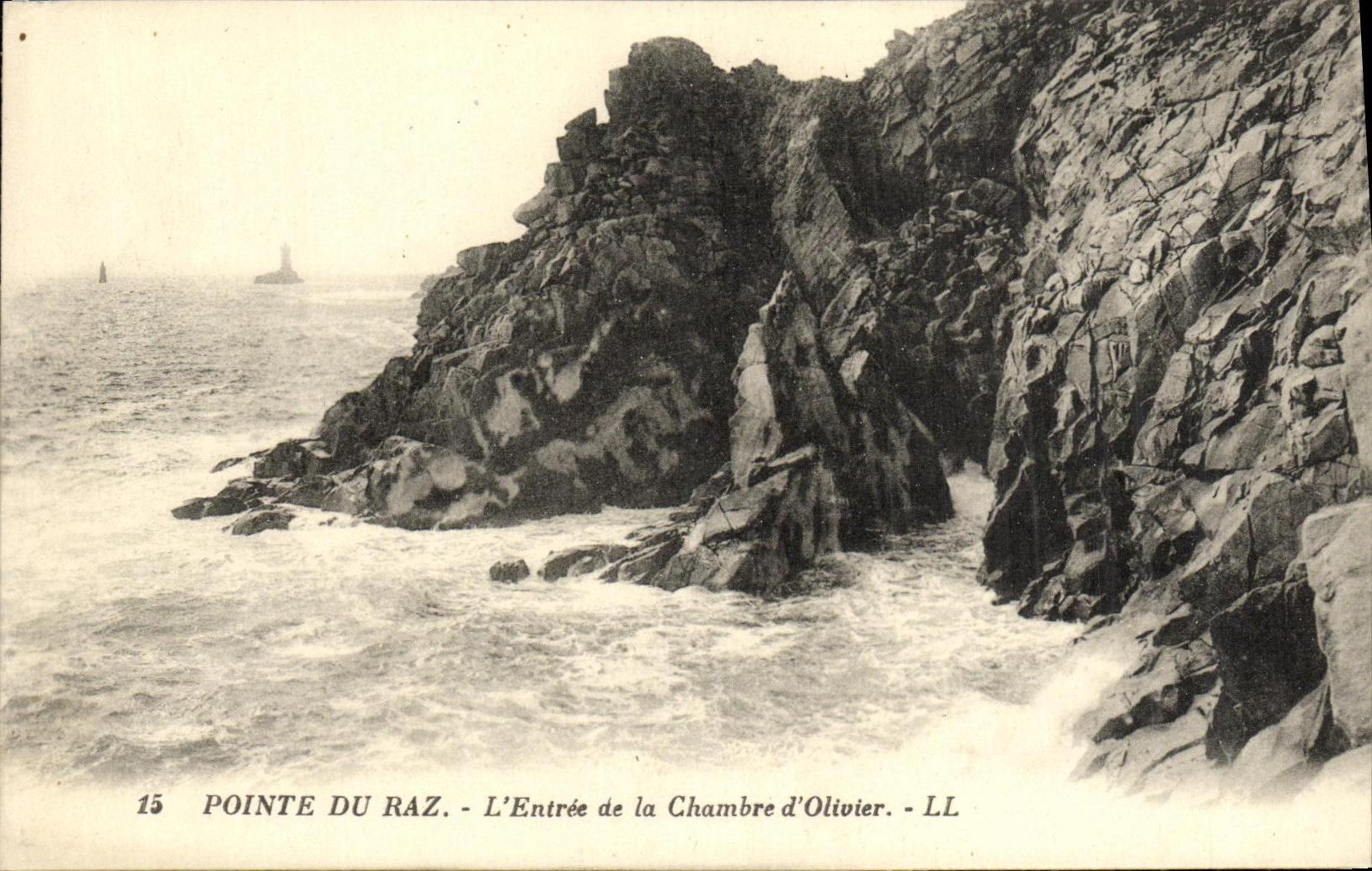 CPA La Pointe du raz L Entree de la chambre d Olivier