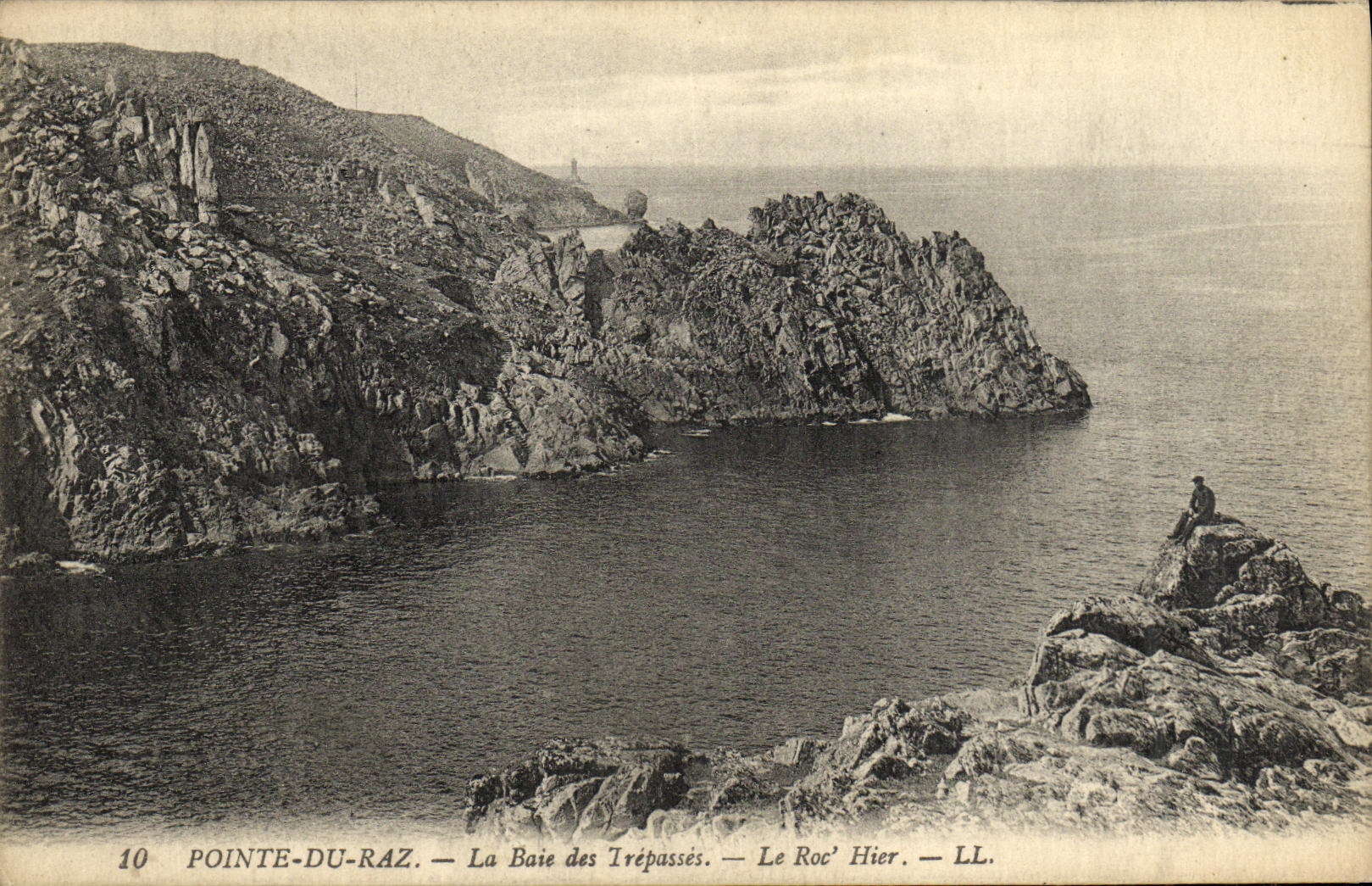 CPA La Pointe du raz La Baie des Trepasses Le Roc Hier