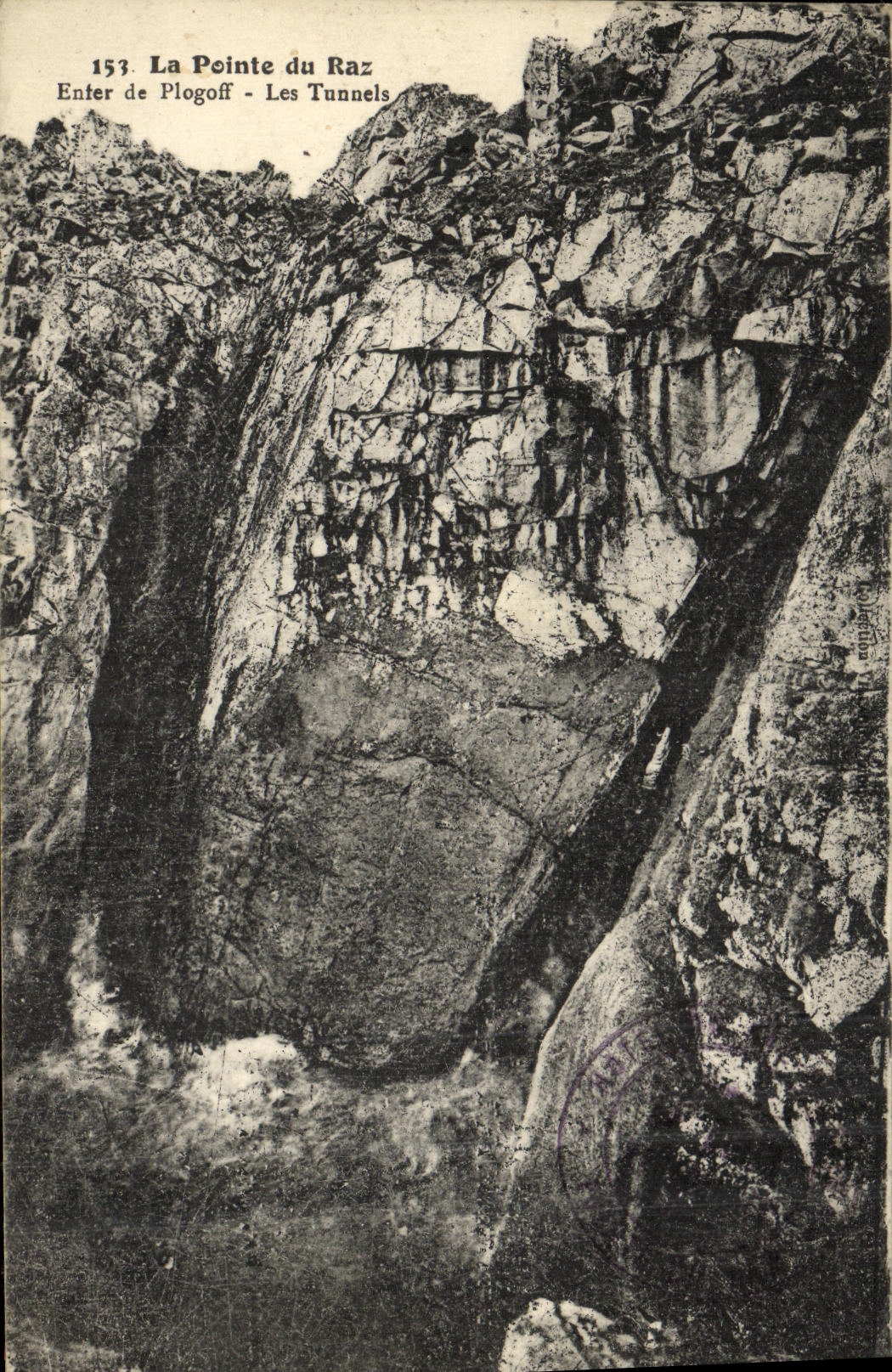 CPA La Pointe du raz Enter de plogoff Les tunnels