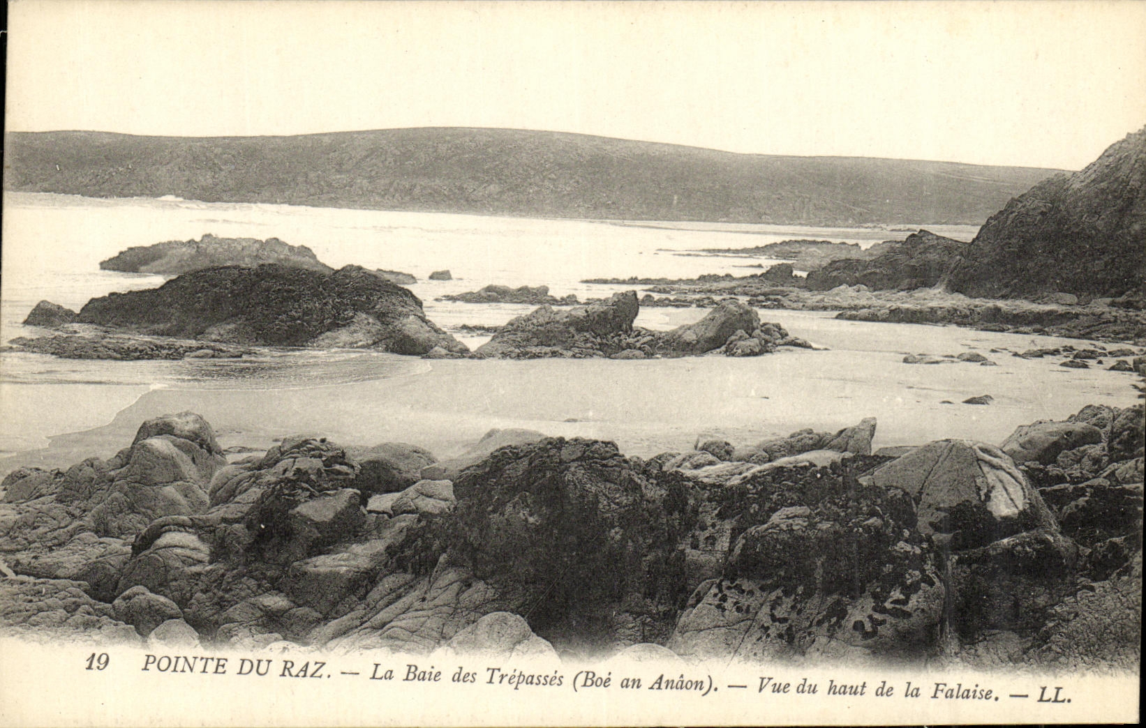 CPA La Pointe du raz La baie des Trepasses Boe ou Anaon Vue du haut de la falaise