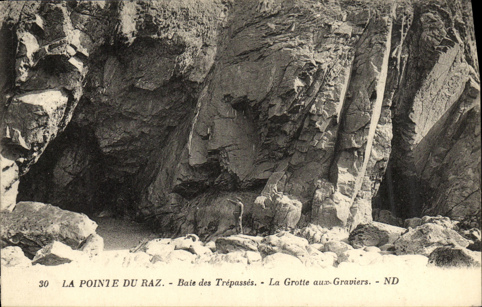 CPA La Pointe du raz Baie des Trepasses La grotte aux graviers
