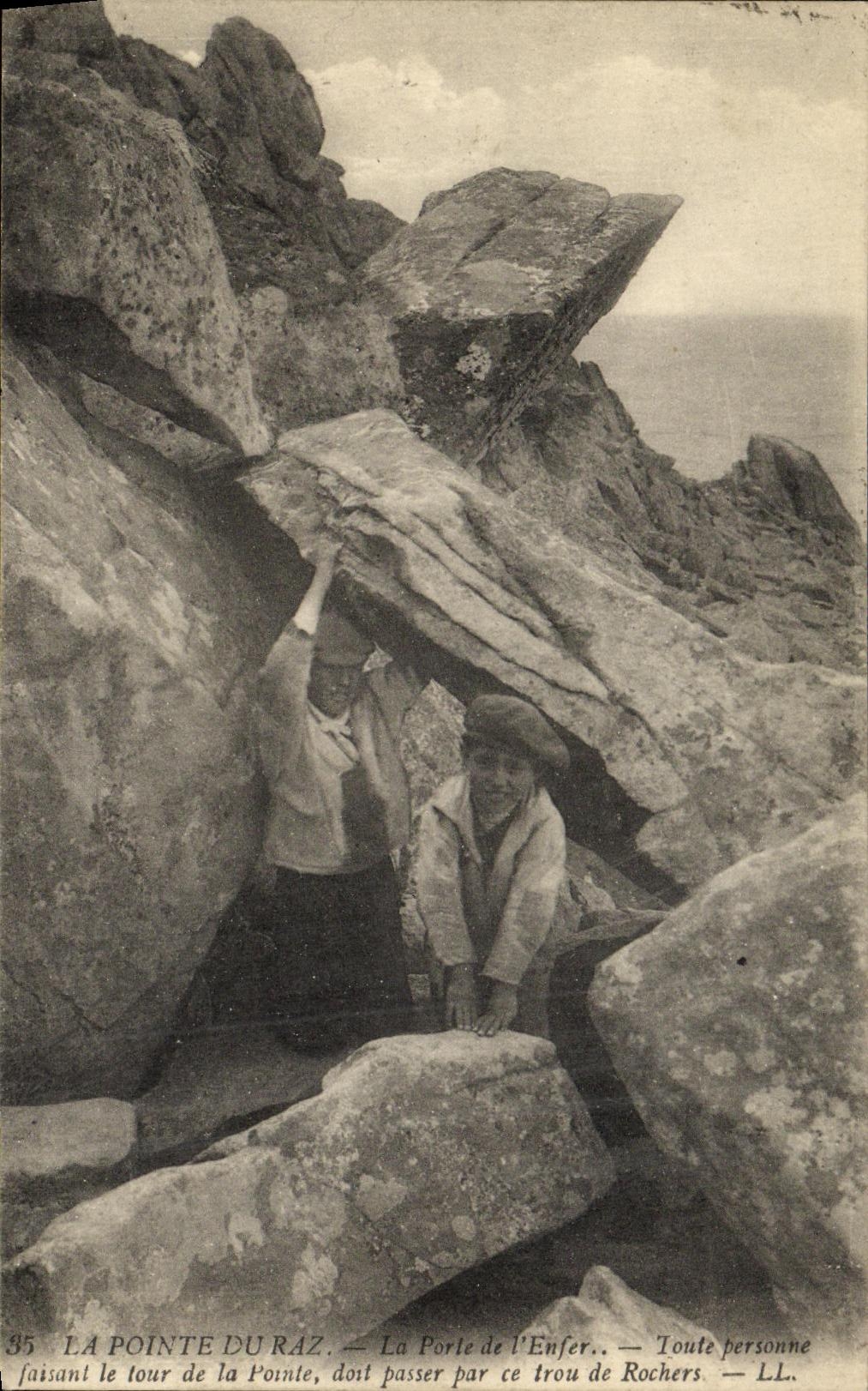 CPA La Pointe du raz La porte de l enfer Enfants
