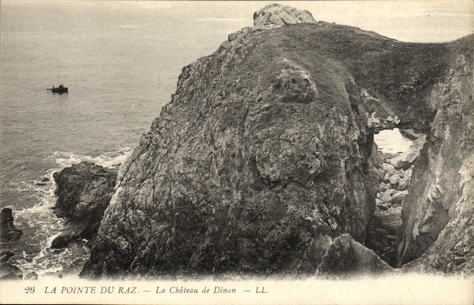 CPA La Pointe Du Raz Le chateau de Dinan