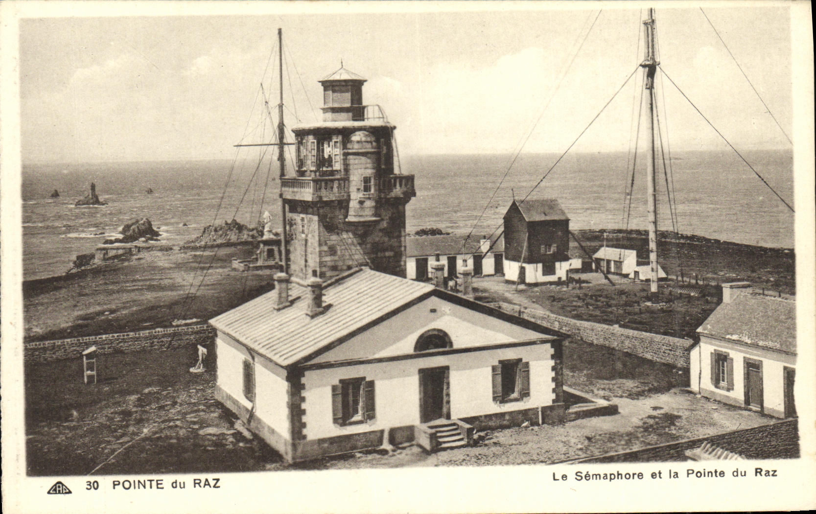 CPA La Pointe Du Raz Le semaphore et la pointe du Raz