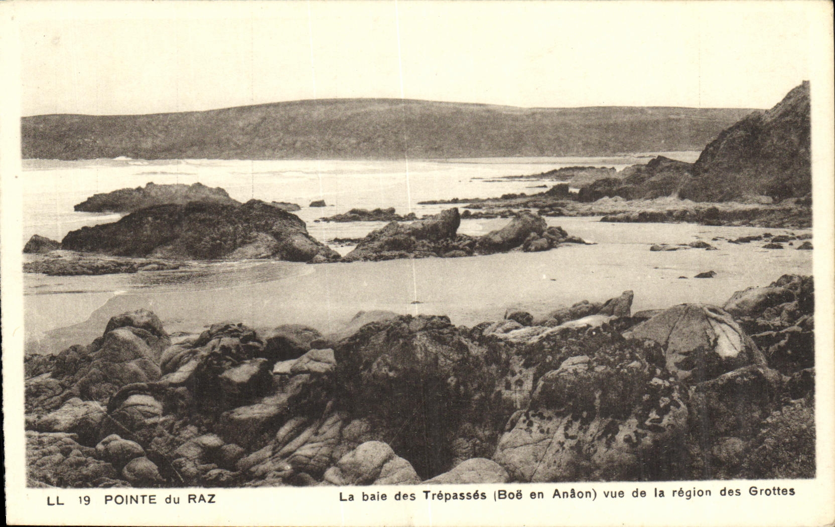 CPA La Pointe du Raz La Baie des Trepasses vue de la region des grottes