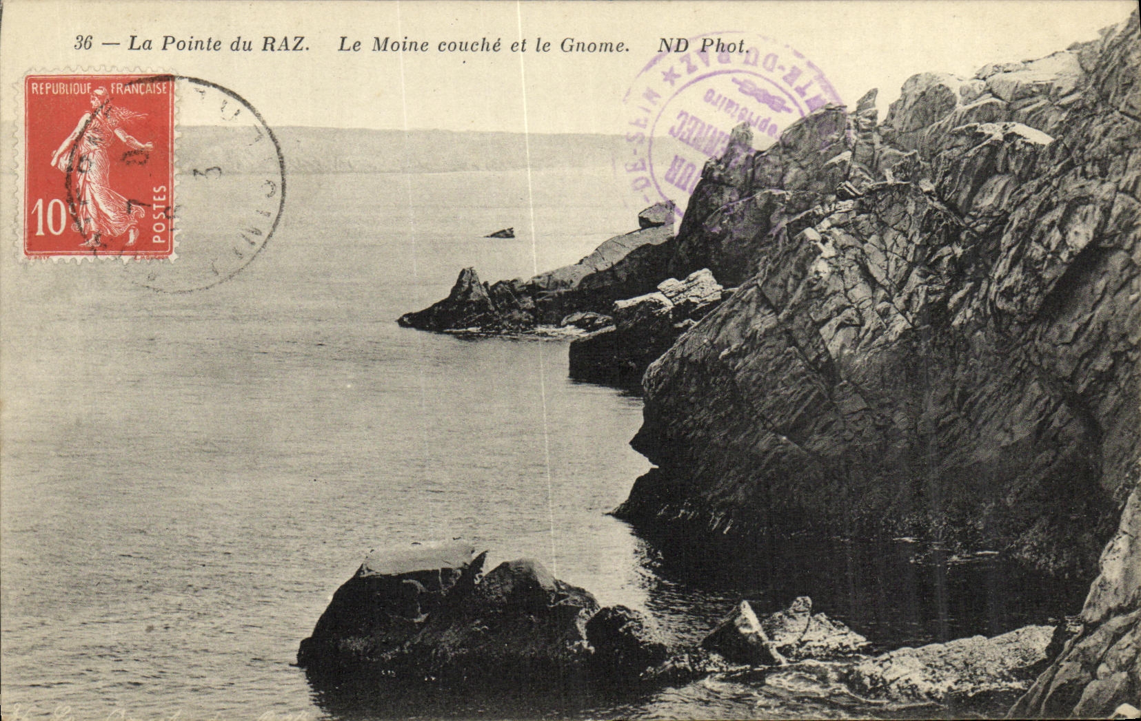 CPA La Pointe du Raz Le Moine couche et le gnome