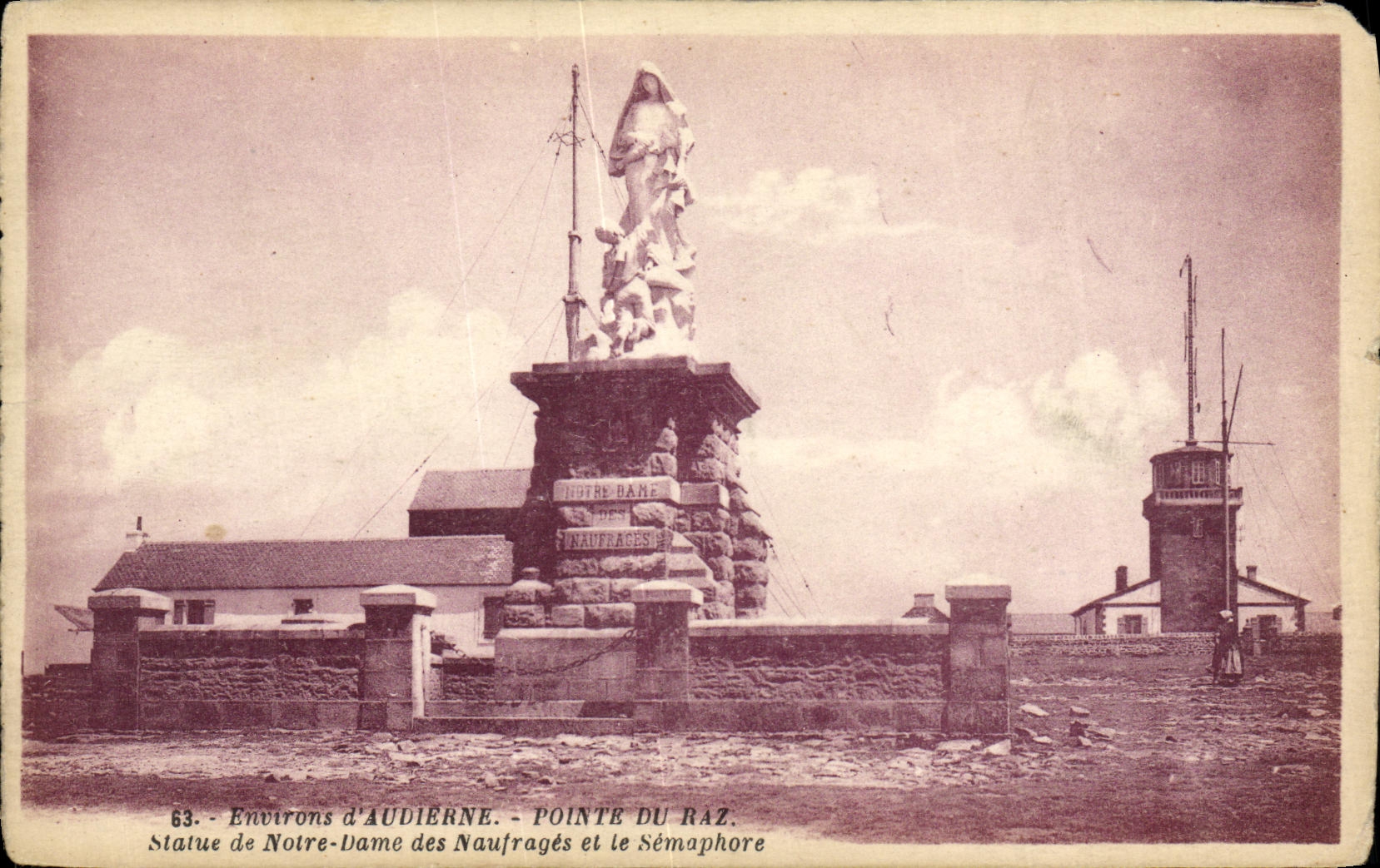 CPA La Pointe du Raz Statue de Notre Dame des Naufrages et le semaphore 