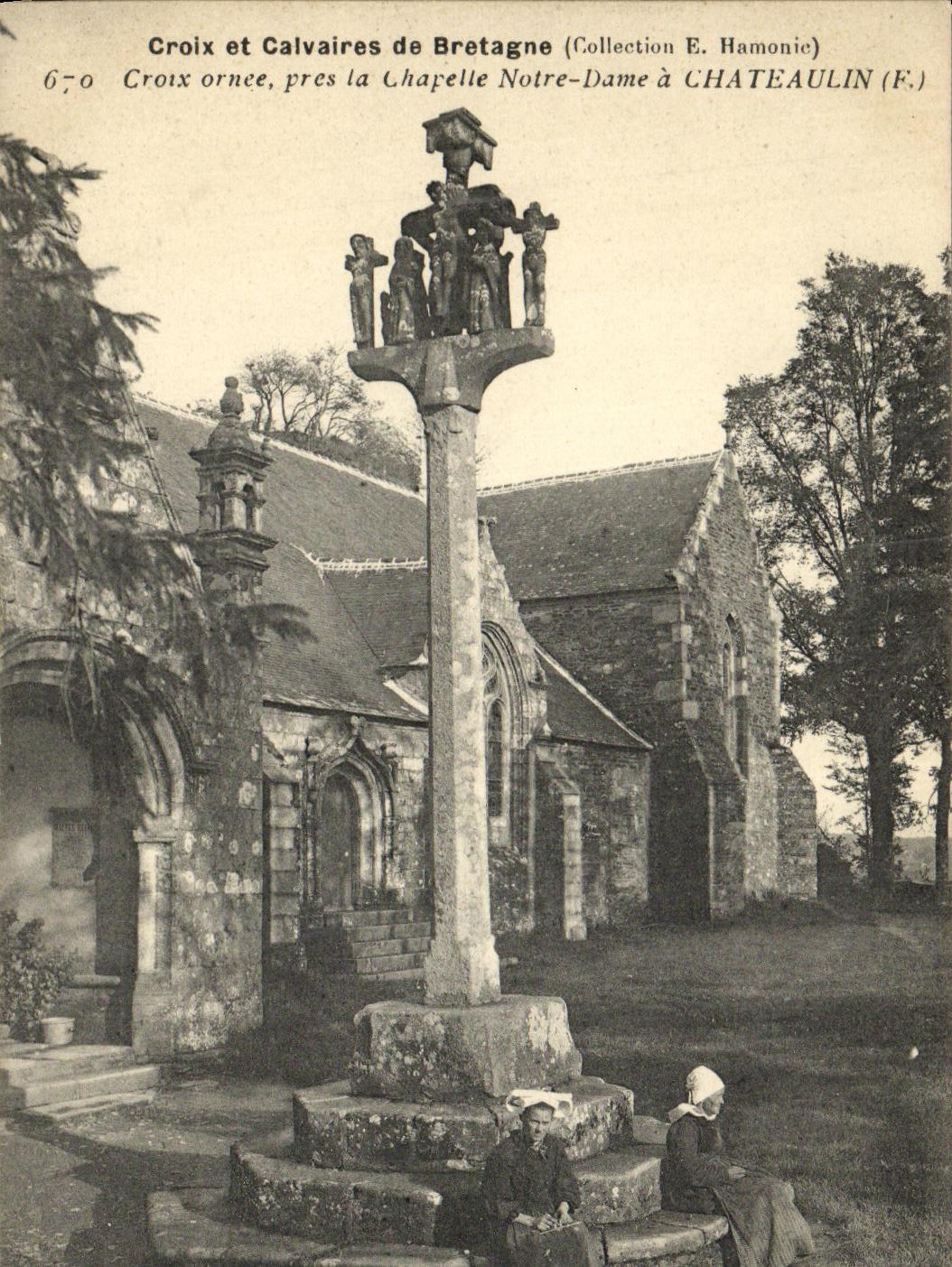 La cruz de la POSTAL de la VENDIMIA y los martirios de Bretana Corix adornados cerca la camara acorazada de Notre Dame tienen Chateaulin