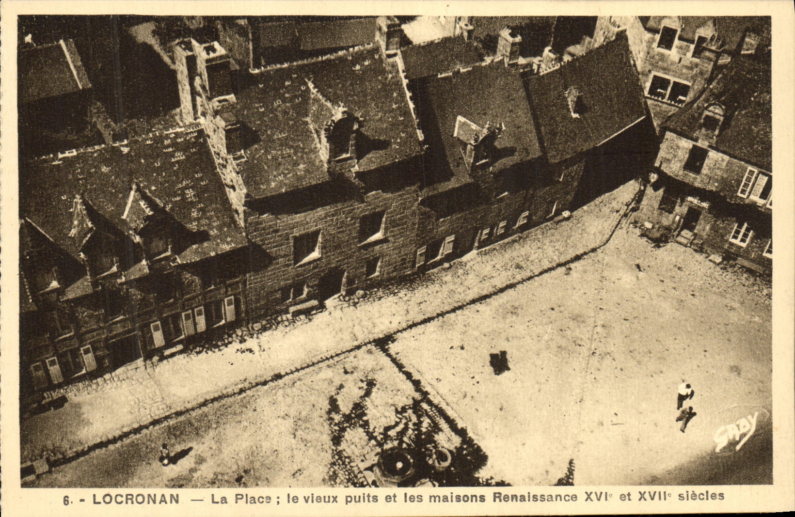 VINTAGE POSTCARD Locronan the Place the Old Well and Houses Renaissance