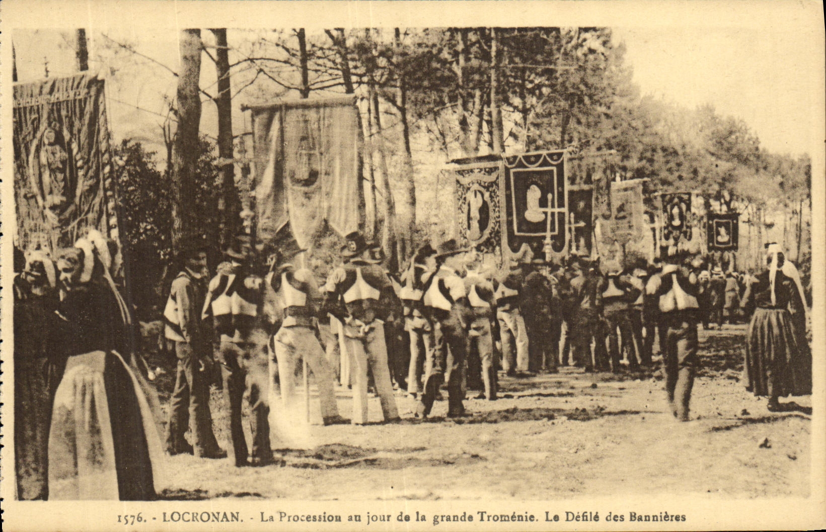 VINTAGE POSTCARD Locronan Processiou at the Day of Large Tromenie the procession of the banners Folklore Costume