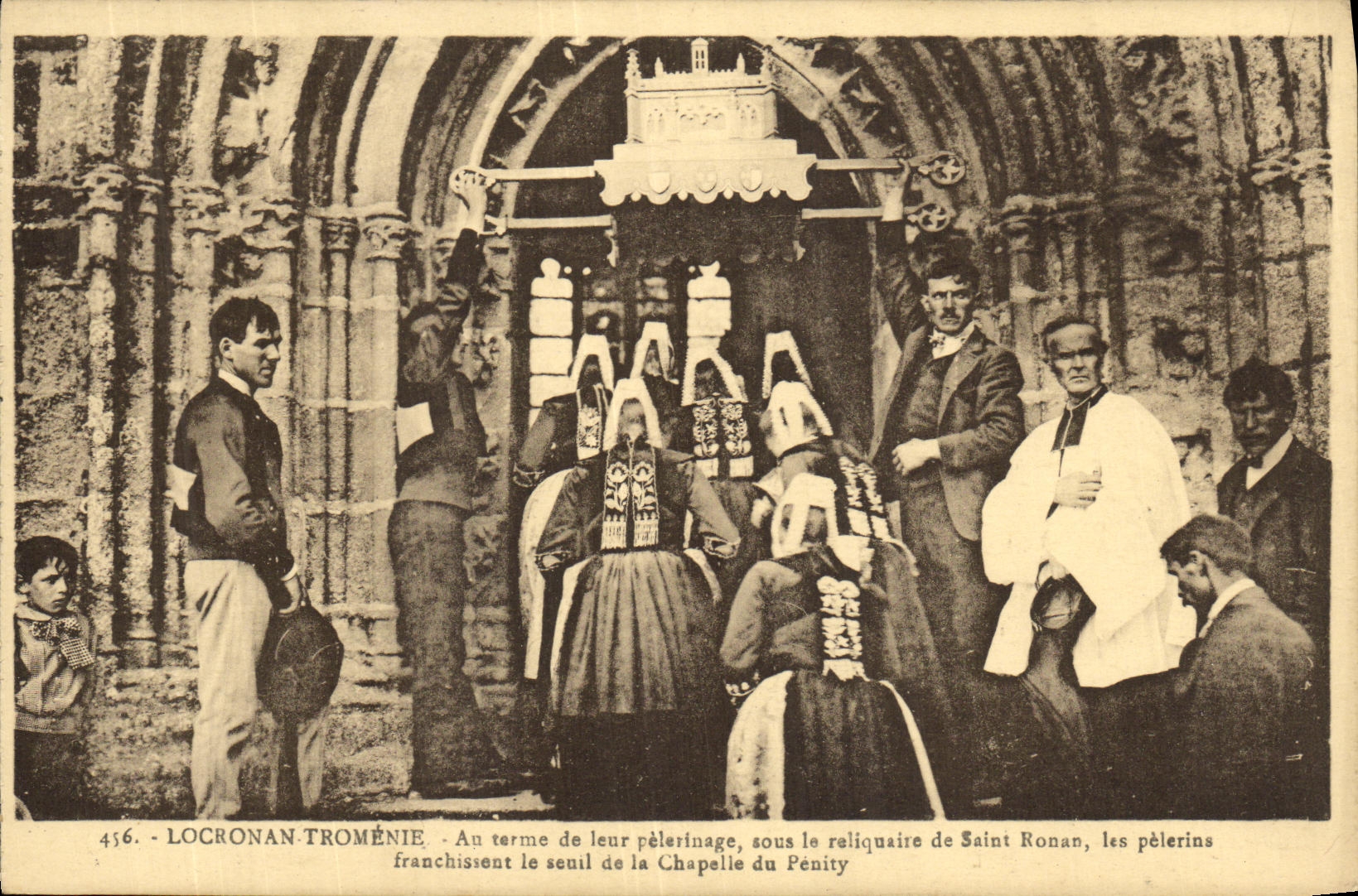 VINTAGE POSTCARD Locronan Large Tromenie Folklore Costume