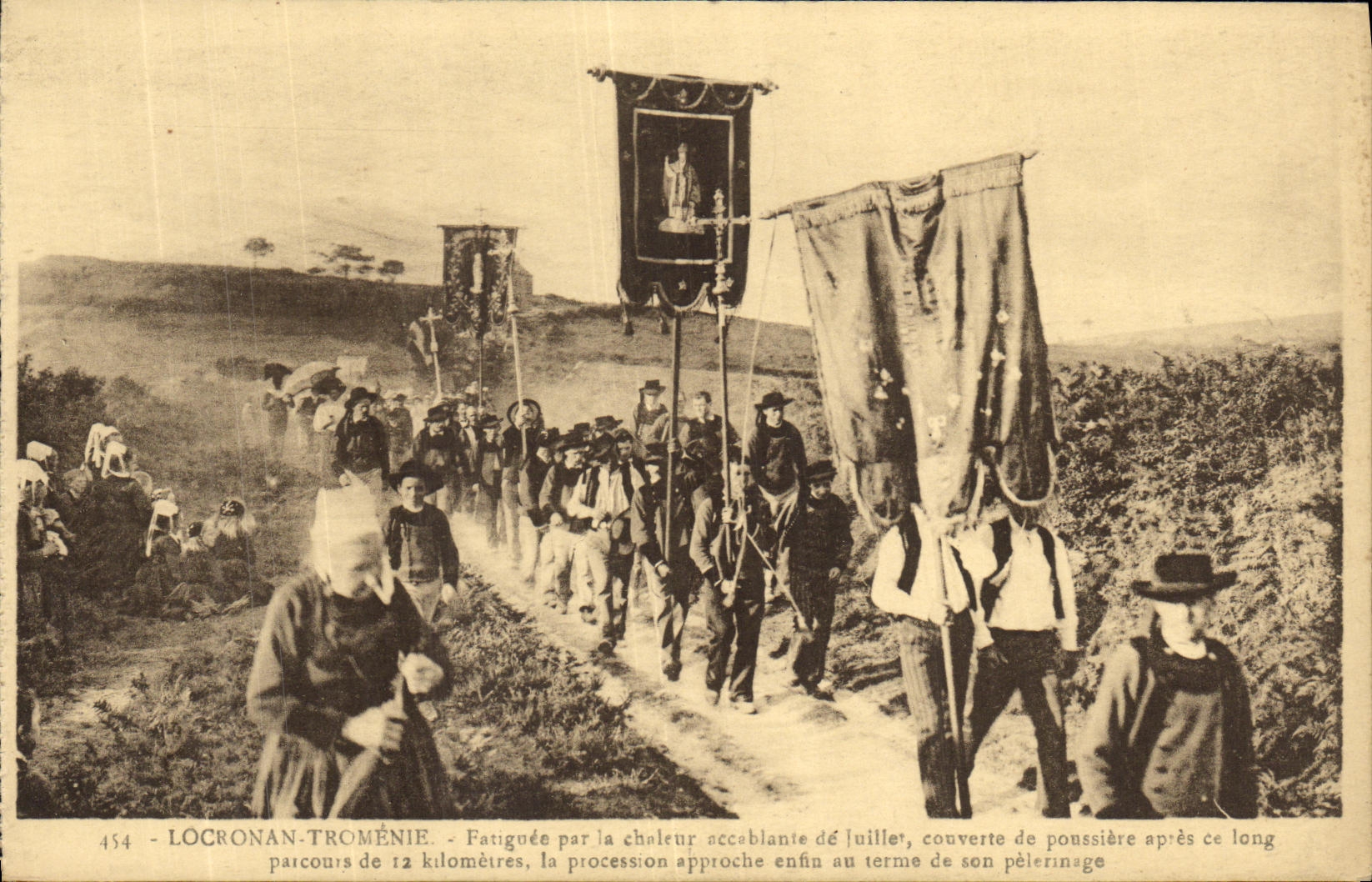 VINTAGE POSTCARD Locronan Tromenie the procession approaches the term of the pilgrimage Folklore Costume
