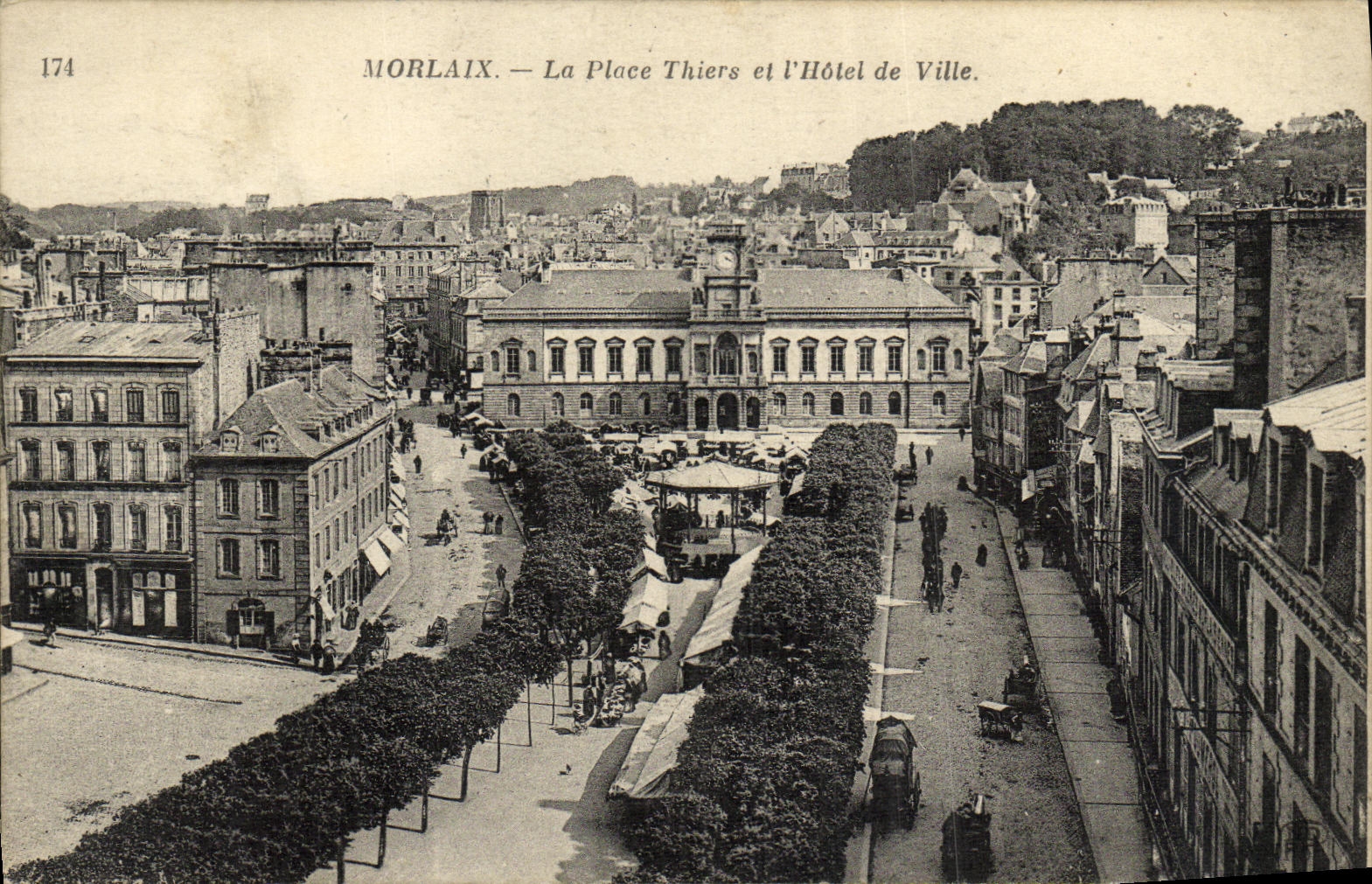 CPA Morlaix La Place Thiers et L Hotel de Ville