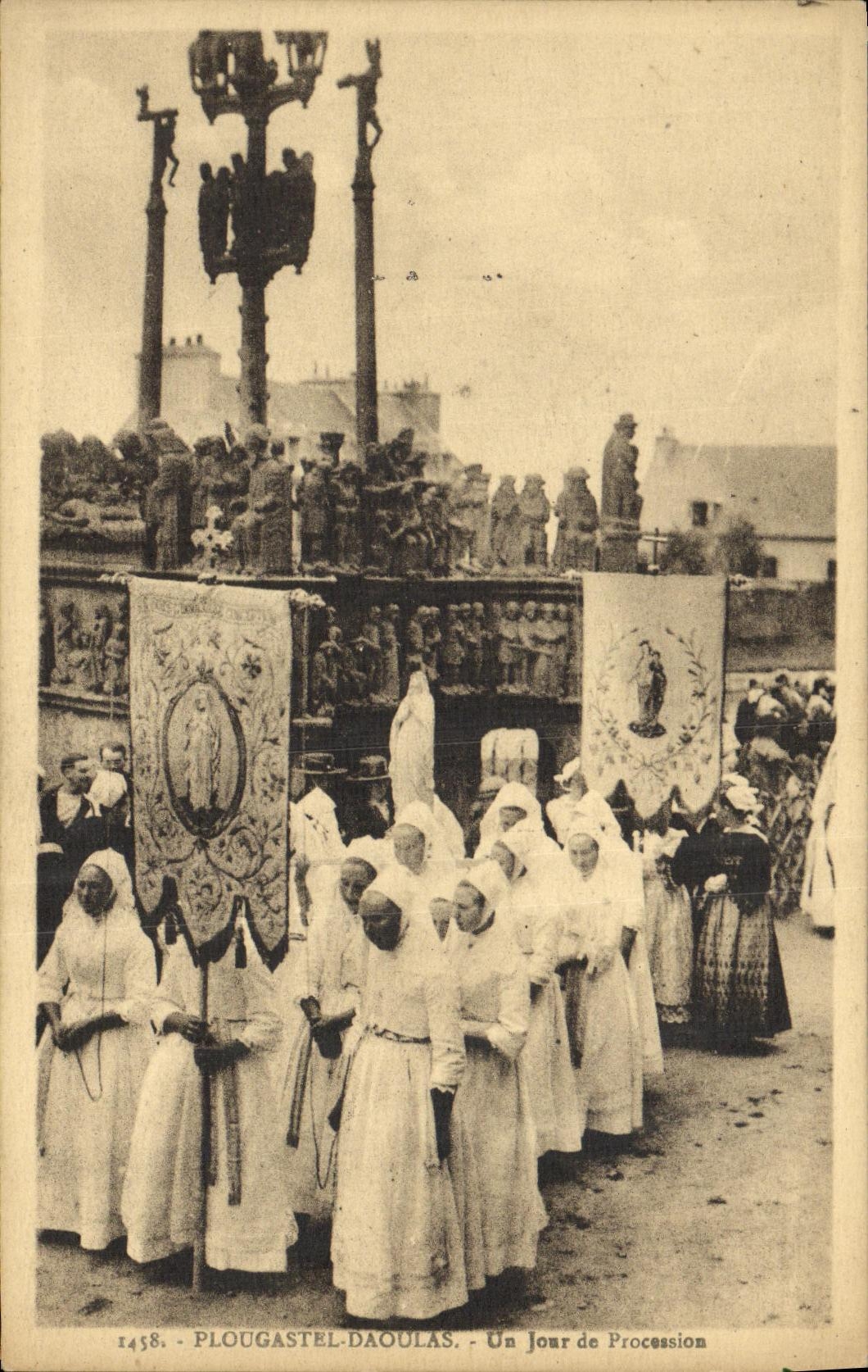 CPA Plougastel Daoulas Un Joar de procession Folklore Costume
