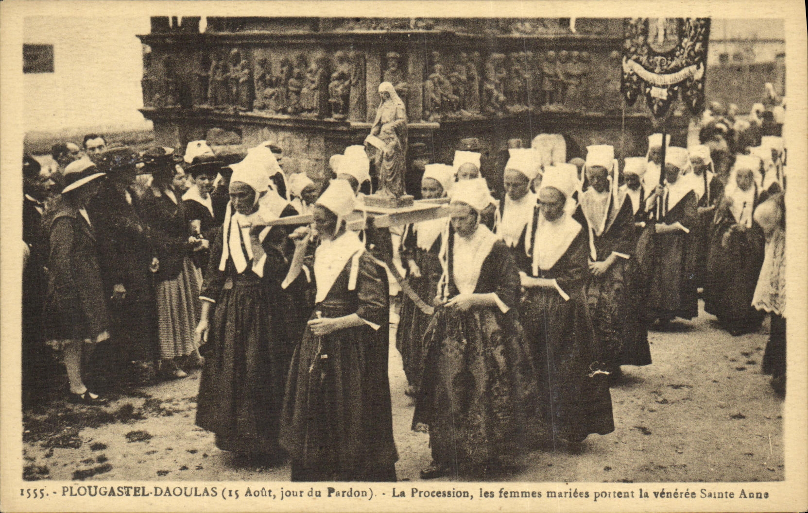 CPA Plougastel Daoulas La procession Les femmes mariees portent la veneree Sainte Anne Folklore 