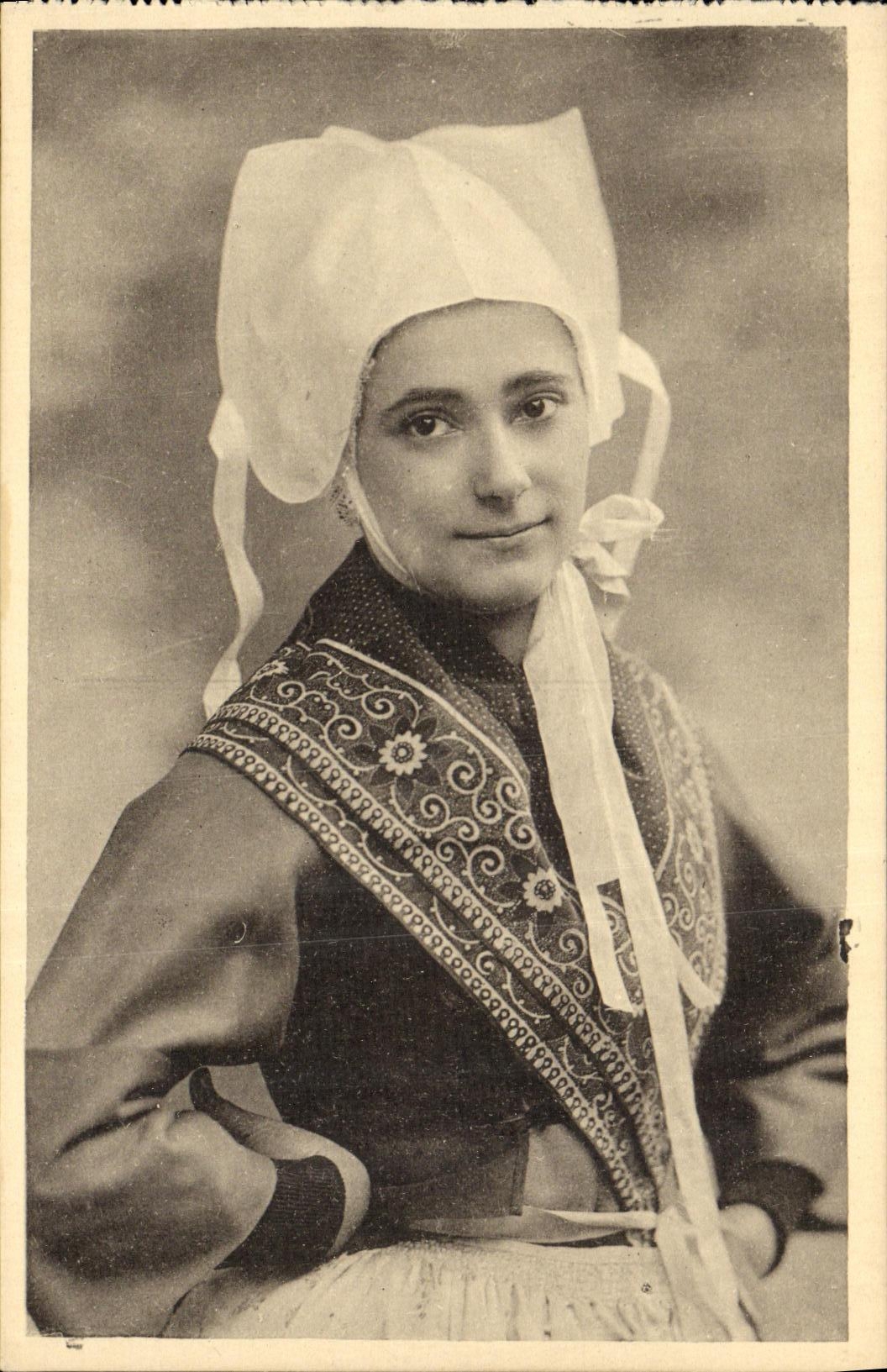 CPA Plougastel Daoulas Jeune fille Etude des coiffes de Bretagne Folklore