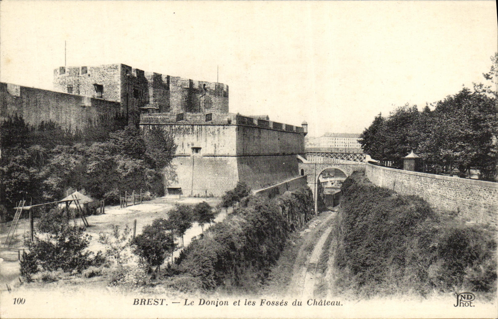 CPA Brest Le Donjon et les Fosses du Chateau