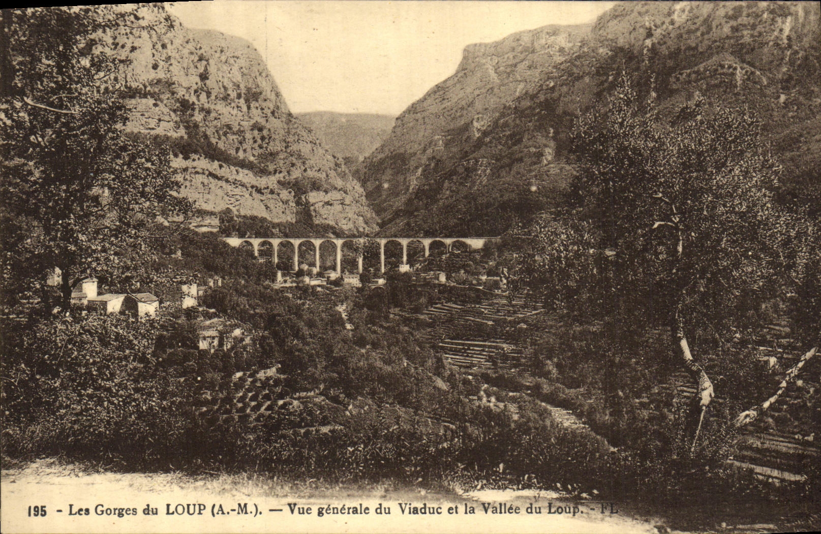CPA Les Gorges du Loup Vue Generale du viaduc et la vallee du loup